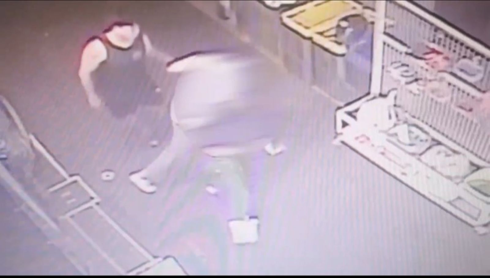 畫面曝光！士林夜市也爆黑道逼繳「保護費8萬」　攤商控拒付遭痛毆