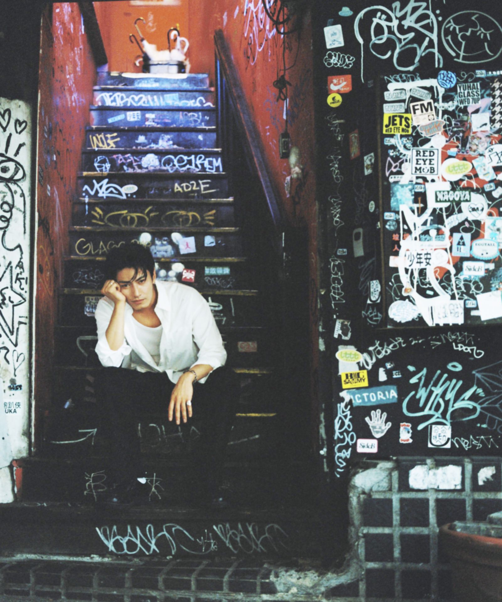 宋柏緯在酒吧狂歡到早上。夕陽音樂提供