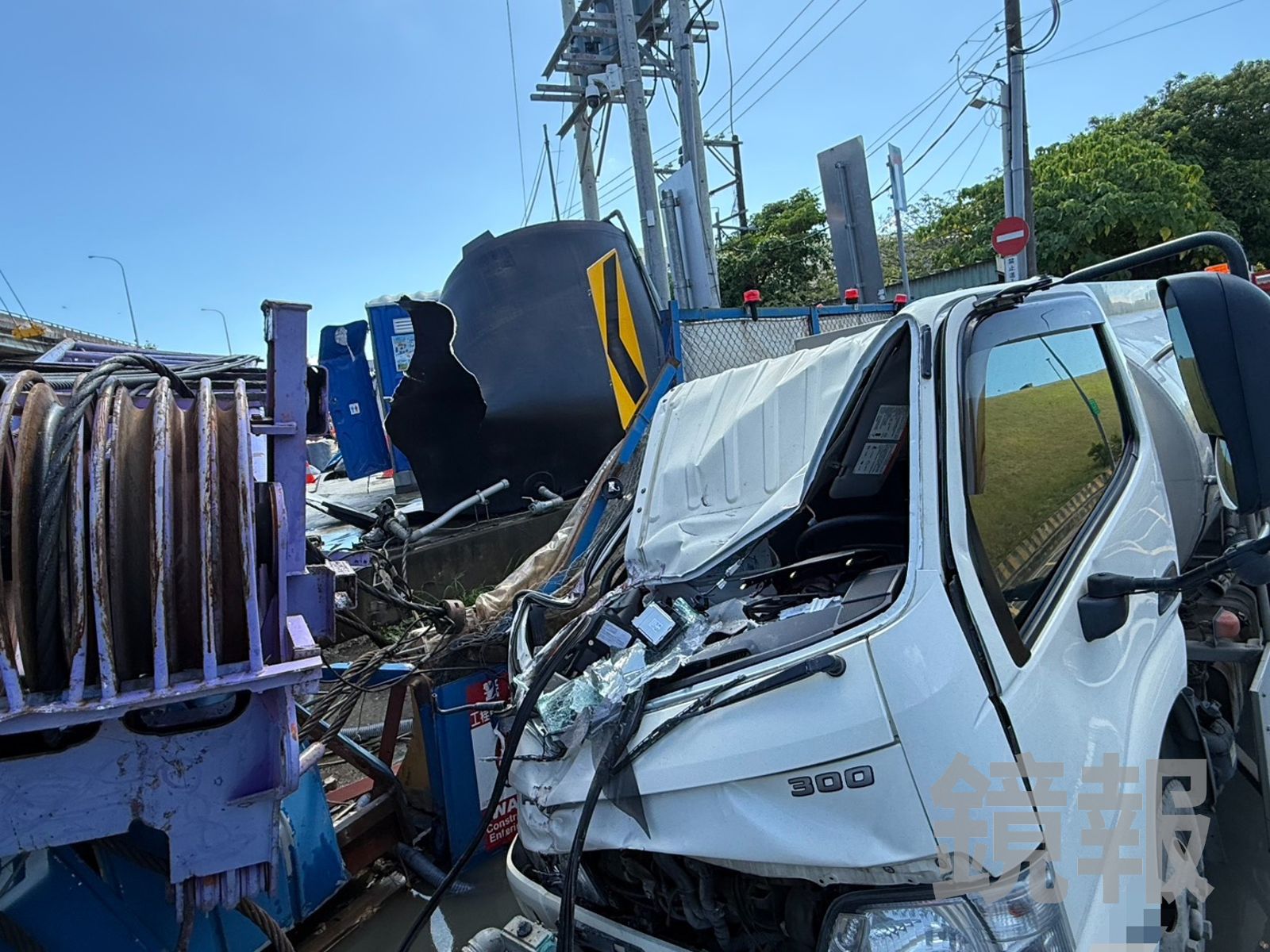 20250825灑水車遭掉地砸中,車頭嚴重凹陷,駕駛受傷送醫。警方提供