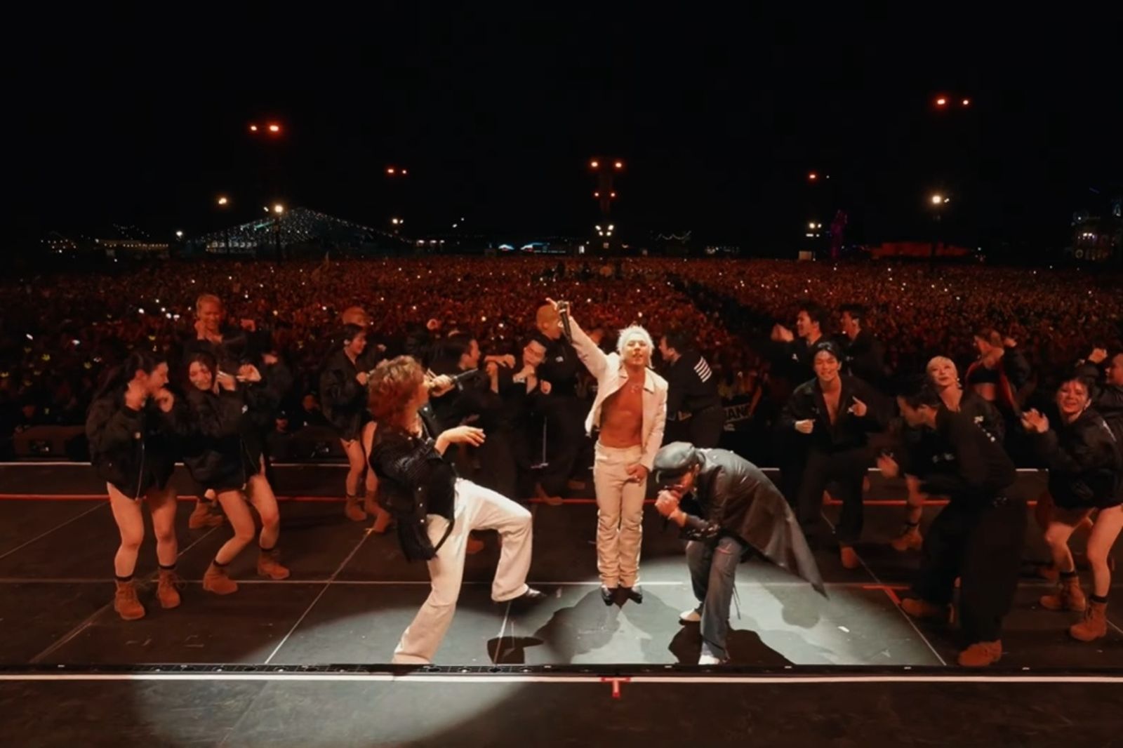 20週年殺瘋了!BIGBANG首登科切拉脫衣炸腹肌 GD衝台下「寵粉1動作」全場尖叫