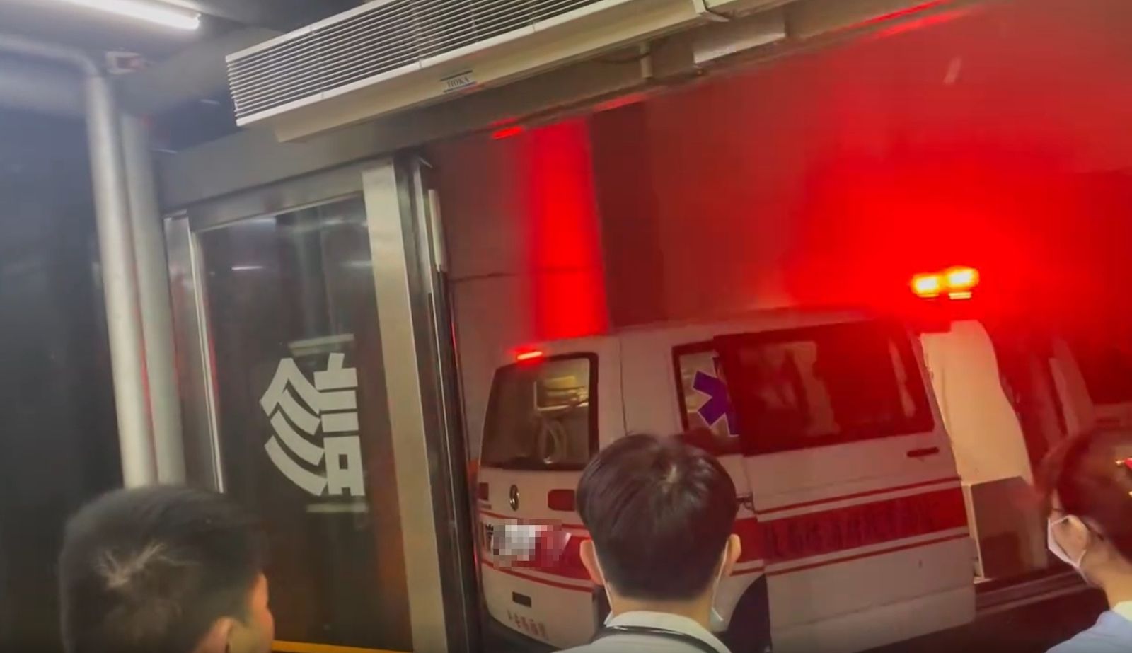 嘉義長庚紀念醫院外的救護車被吹走。圖／翻攝自FB／爆料公社