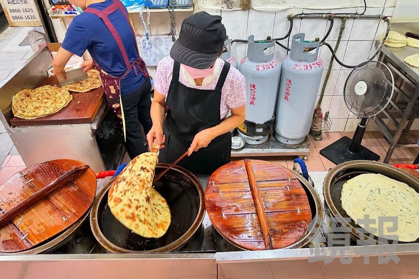 蔥油餅會在不同油量、油溫的鍋子間遊走,煎出乾爽口感。