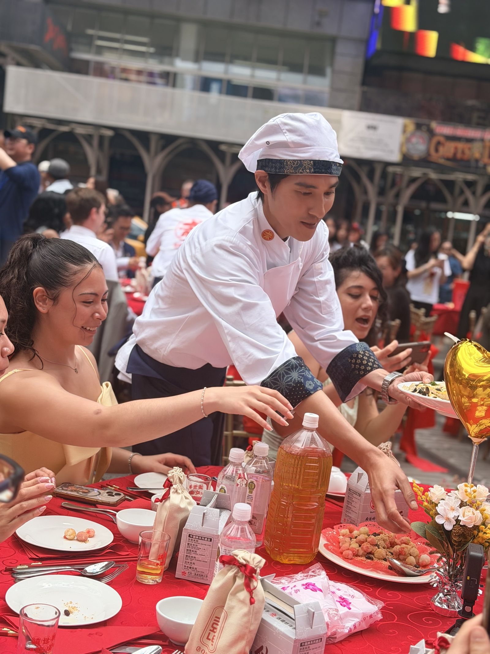 藍正龍擔任體力活。三立提供