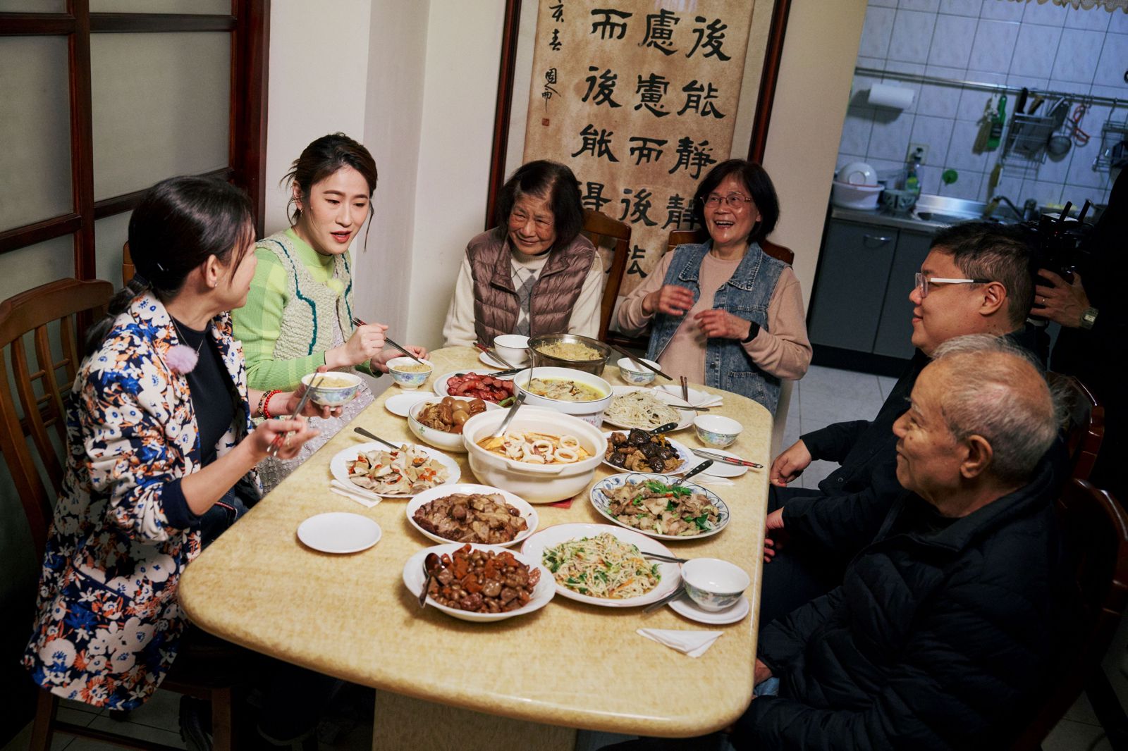 百白長輩親手準備一整桌家常菜。三立提供