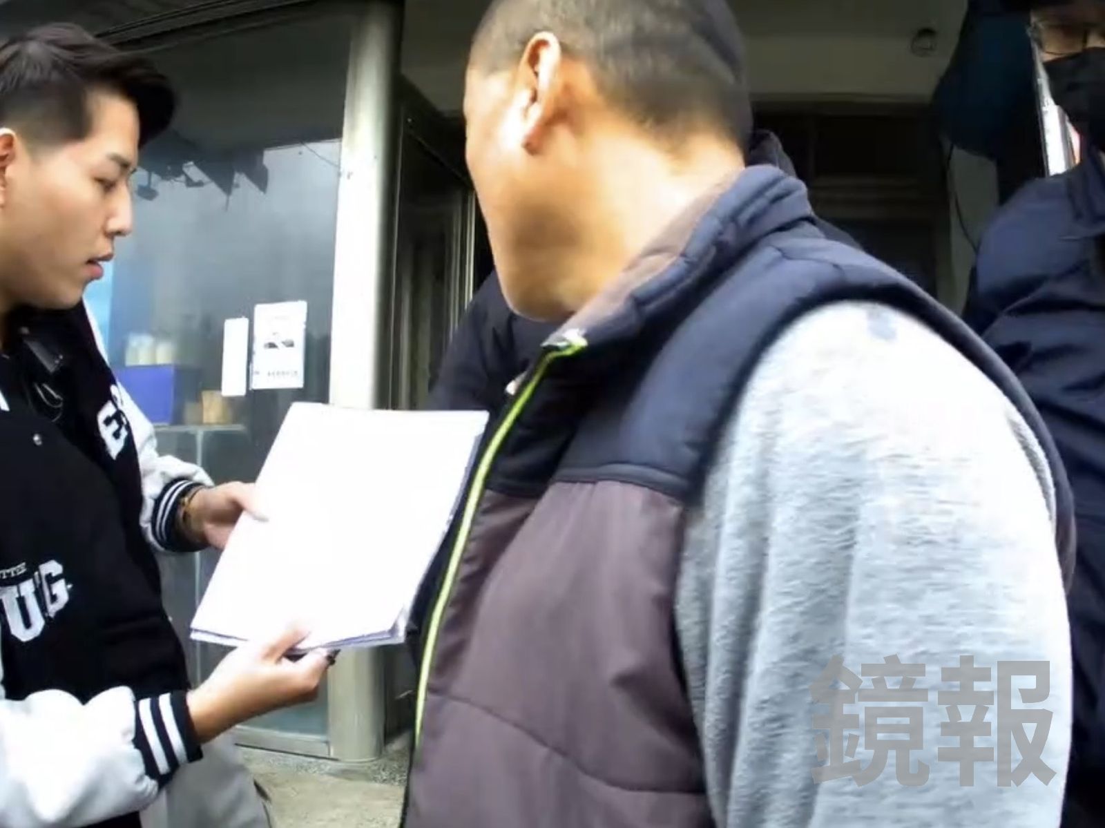 馮姓嫌犯利用自家檳榔攤掛羊頭賣狗肉,白天包檳榔,晚上分裝毒品。翻攝畫面