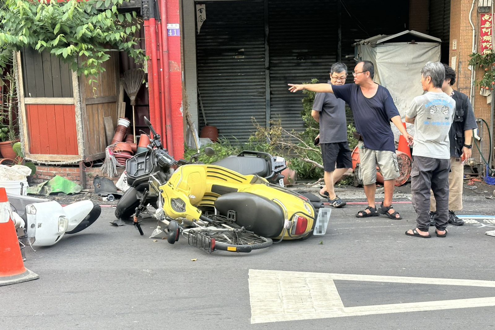 整排機車被撞倒一地,盆栽也東倒西歪。民眾提供
