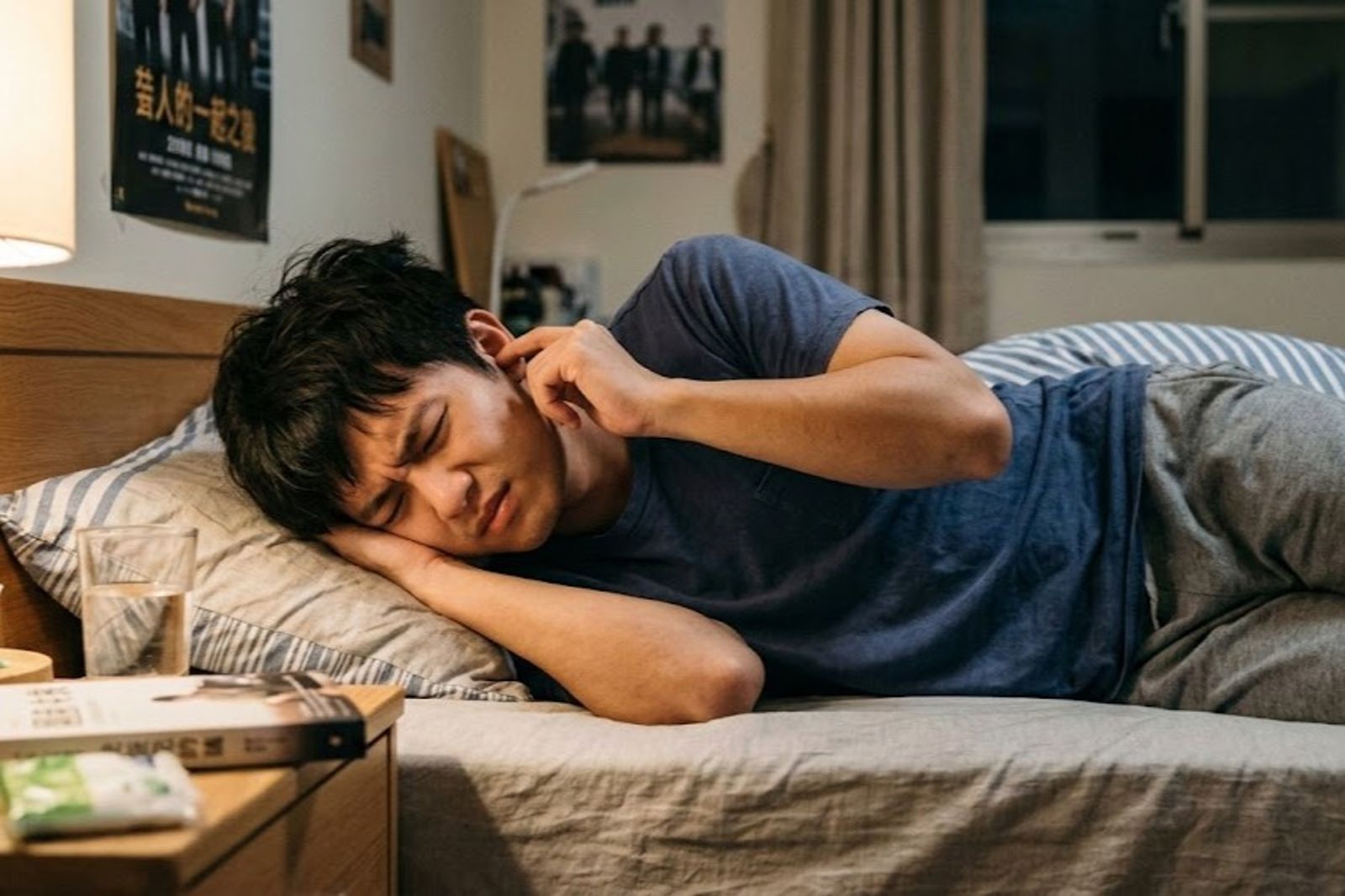 耳朵出現蟬叫、電流聲，睡前特別明顯？醫曝3大原因