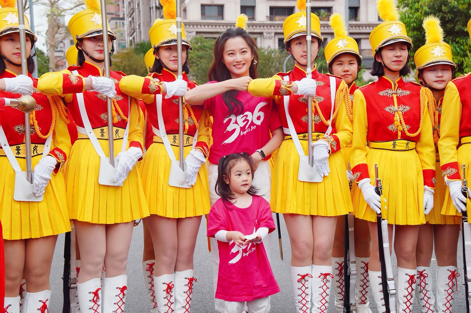 默默在印尼認養孩童！趙小僑首帶女兒做公益　揭「電梯多等 5 秒」溫情內幕