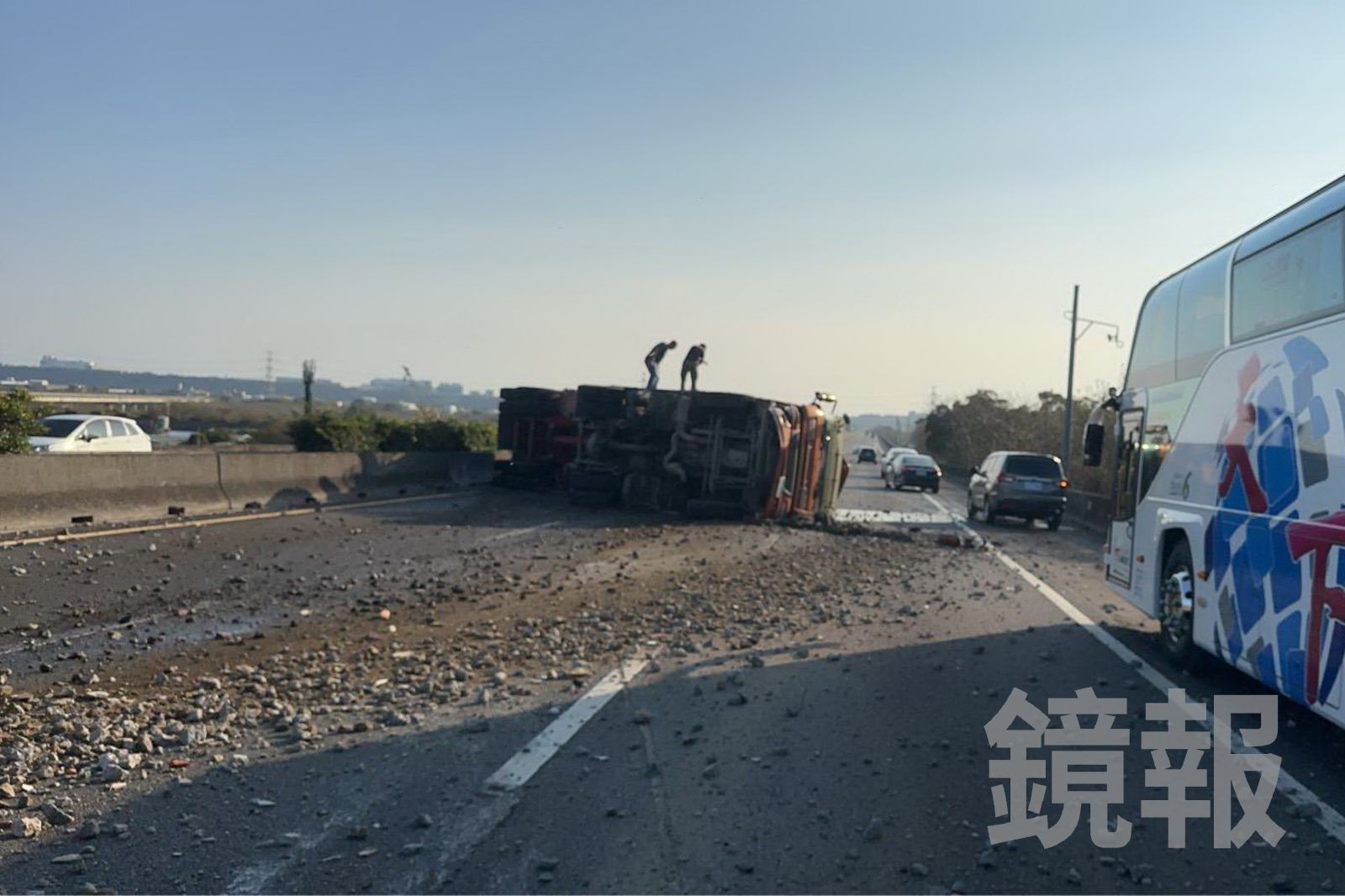 砂石車在國道側翻，大量土石瞬間傾瀉在路面，占用3線車道。民眾提供