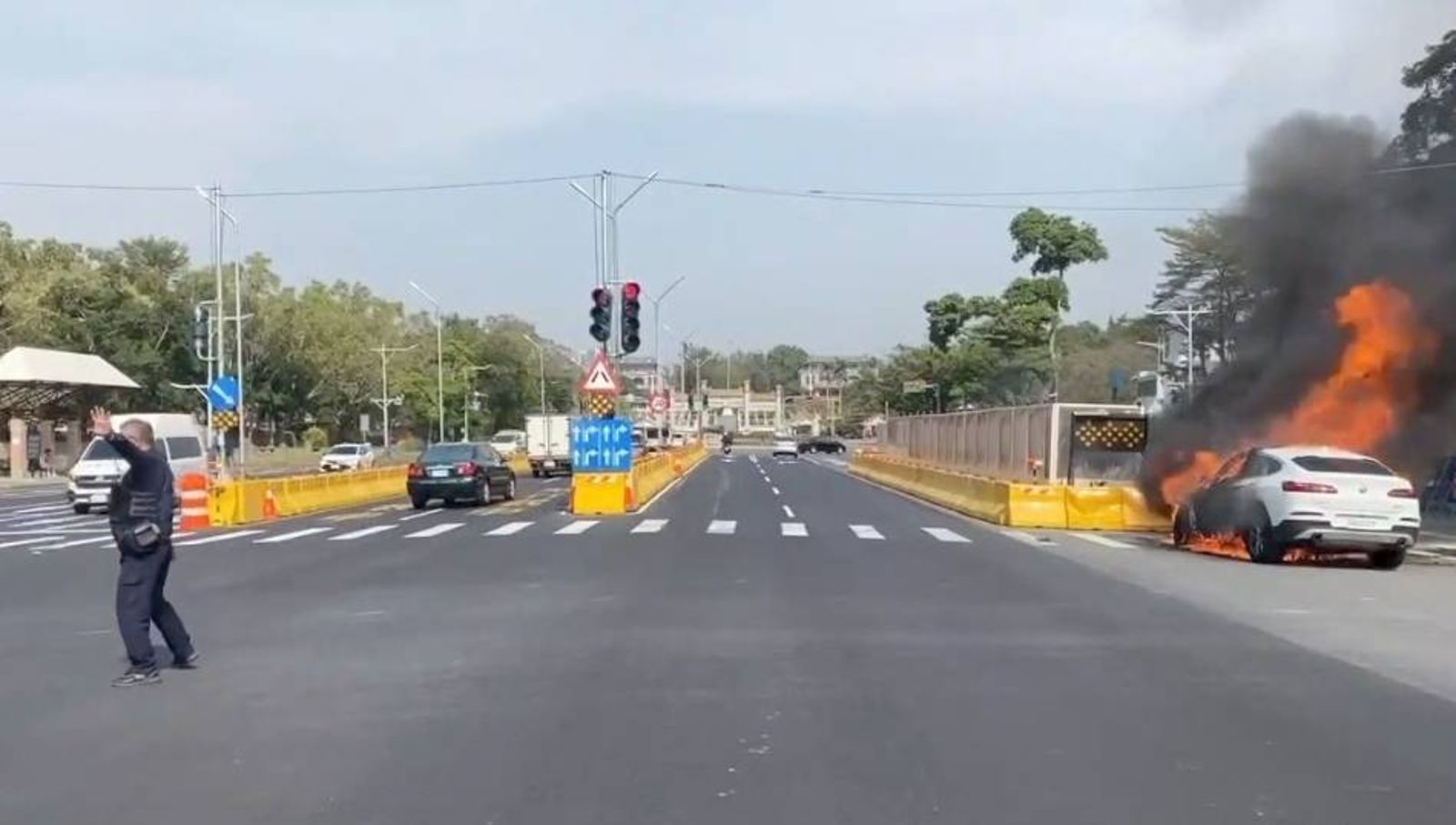 驚險!高雄正修科大前BMW火燒車 技師險遭火噬