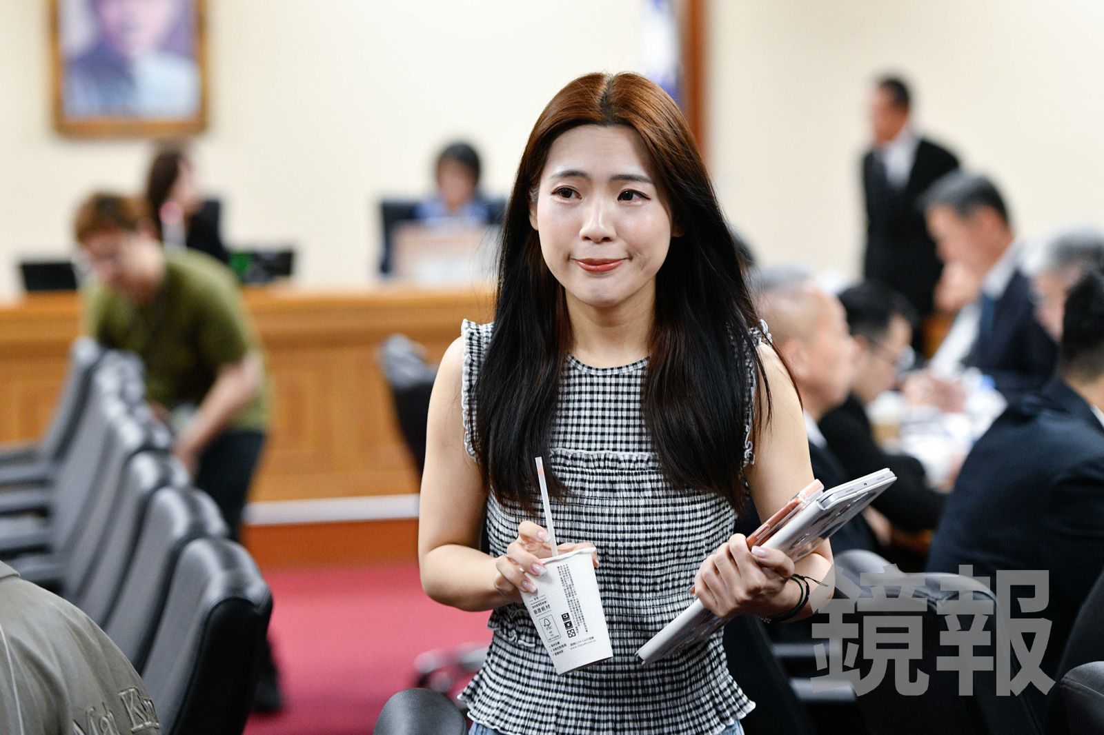 不滿護照ROC太小凍結100萬預算惹議!徐巧芯改心意:希望把字放大