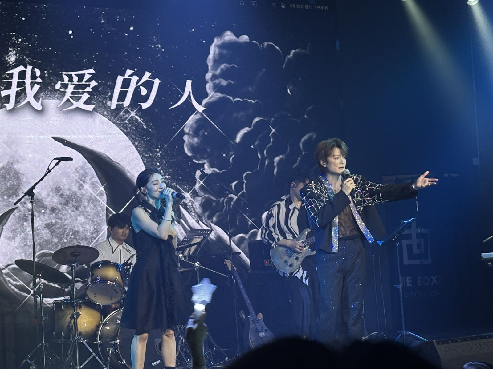 阿沁上海開唱與Lara梁心頤合唱全新改版的經典歌曲《月牙灣》。紅心字會提供