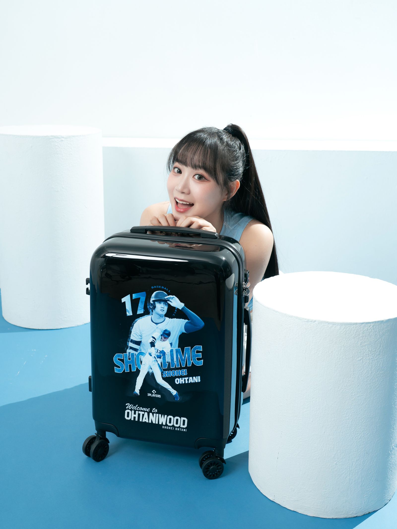 「20吋行李箱」配有靜音360度方向輪與海關密碼鎖。(需加價1,999元)