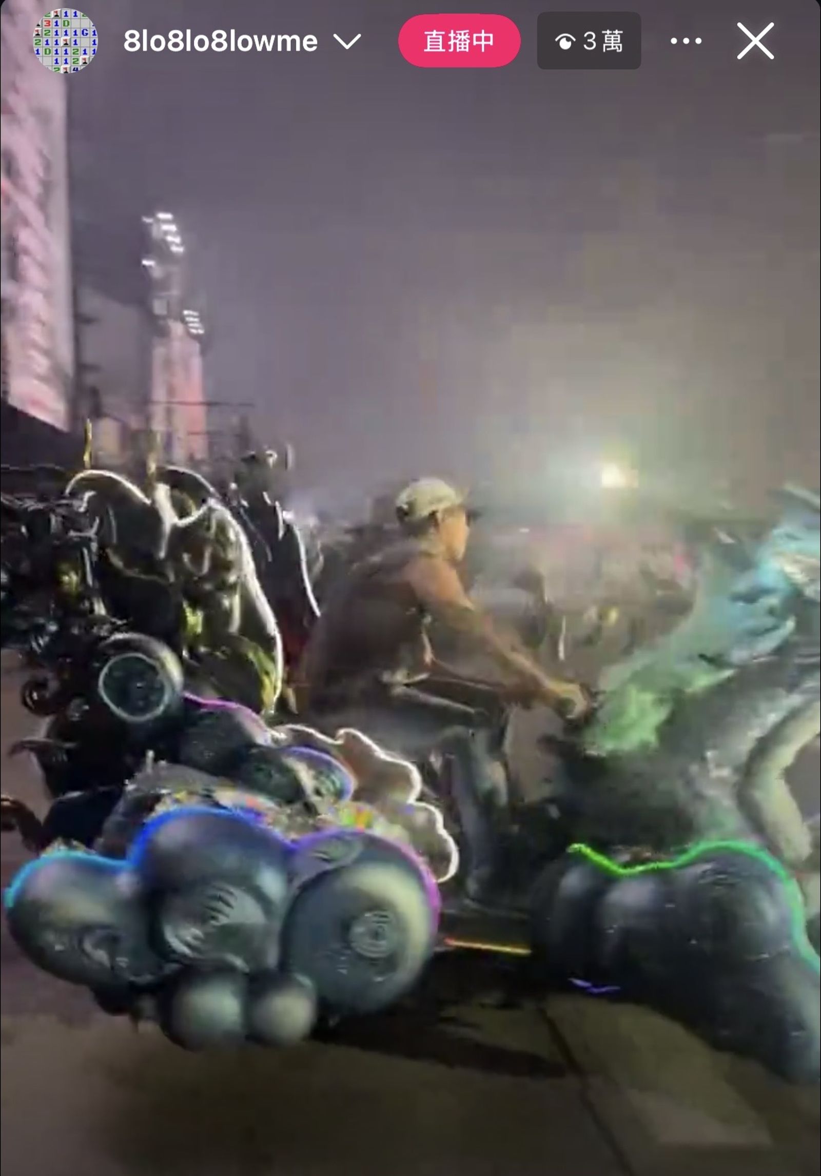 粉絲戲稱GD為「權3歲」,3歲的小孩開心飆車。翻攝Instagram @8lo8lo8lowme