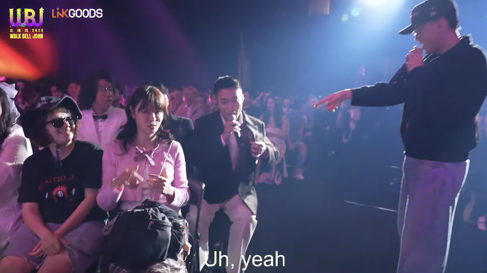 黃大謙從西裝裡掏出麥克風。翻攝走鐘獎頒獎典禮 Walk Bell John Awards YouTube