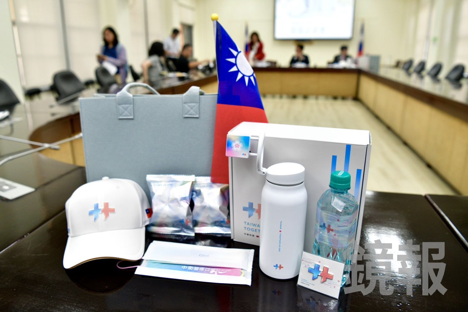 115年國慶紀念品開箱 磁吸保溫瓶、迷你燈箱超吸睛