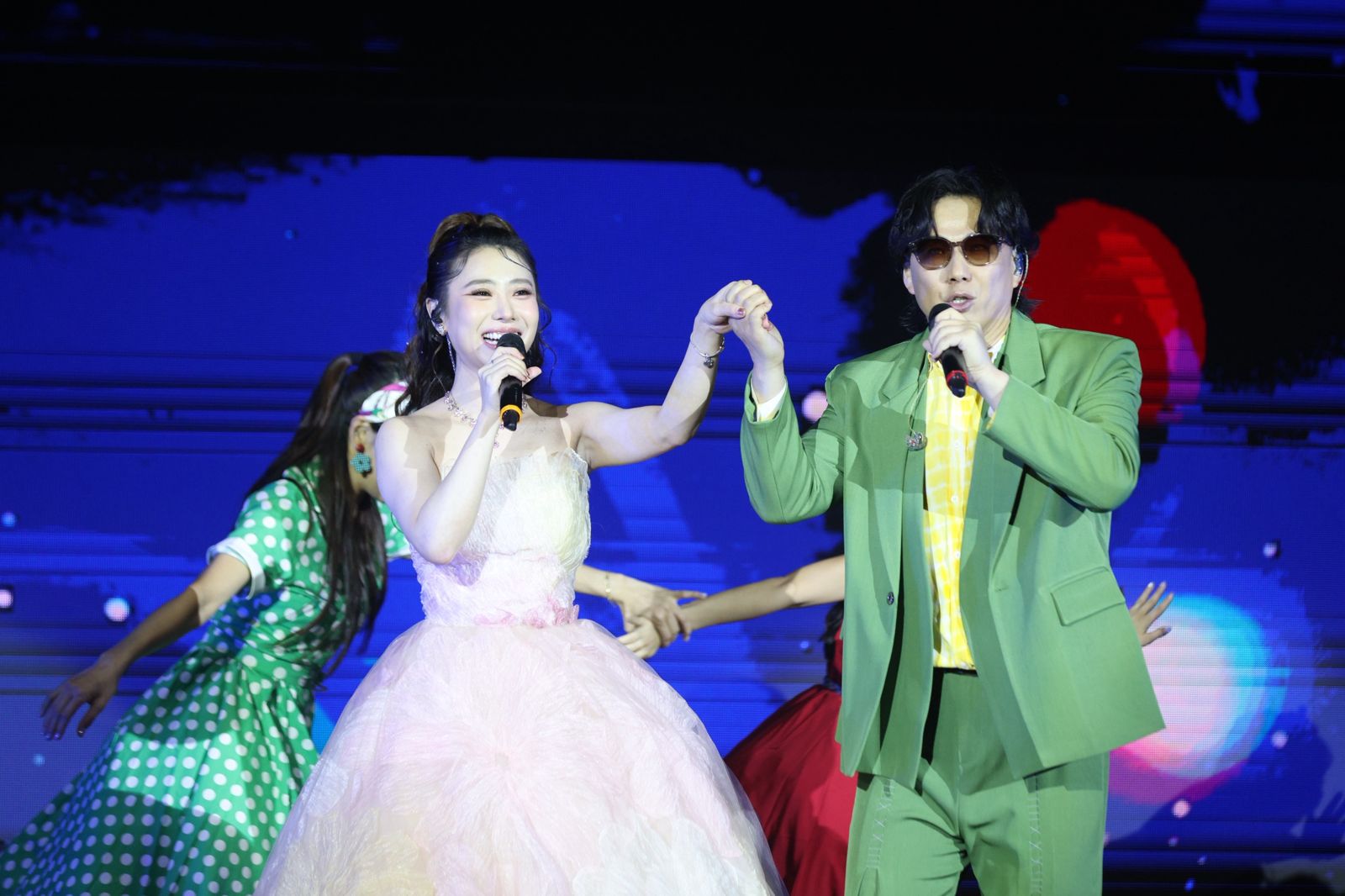 新婚才3個月！蕭煌奇突牽正妹「曬恩愛」　老婆不在場脫口：跟前女友同台