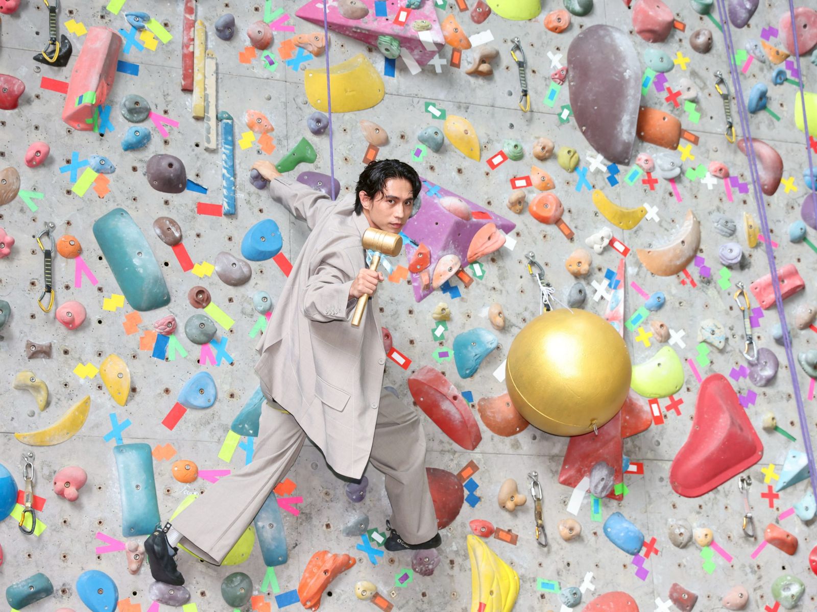 柏霖16日在發片記者會上挑戰攀岩。劉耀勻攝