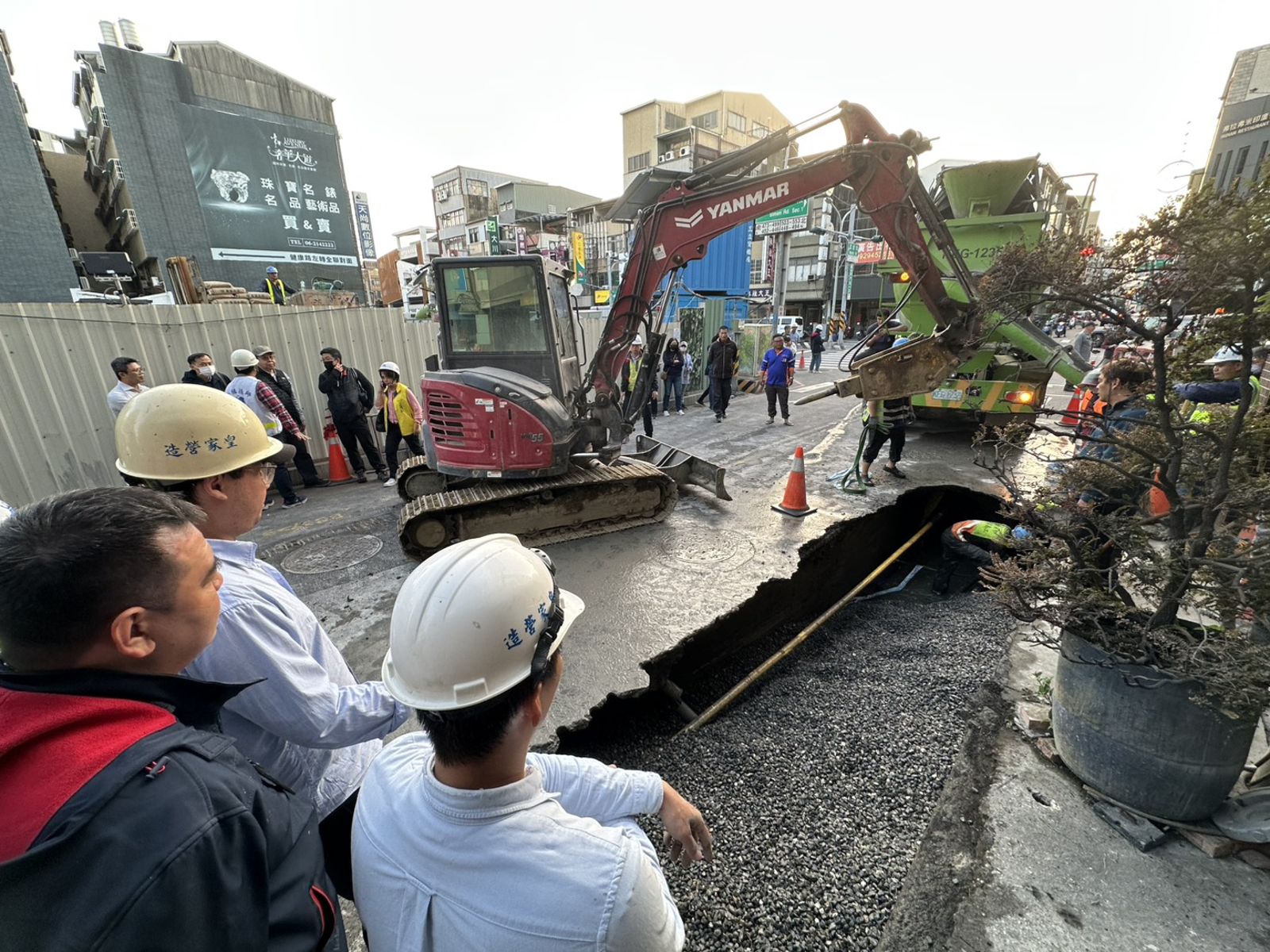快訊／噩夢重演？台南五妃街突塌陷「驚現大洞」 民眾嚇瘋：天坑回來了！真相曝光
