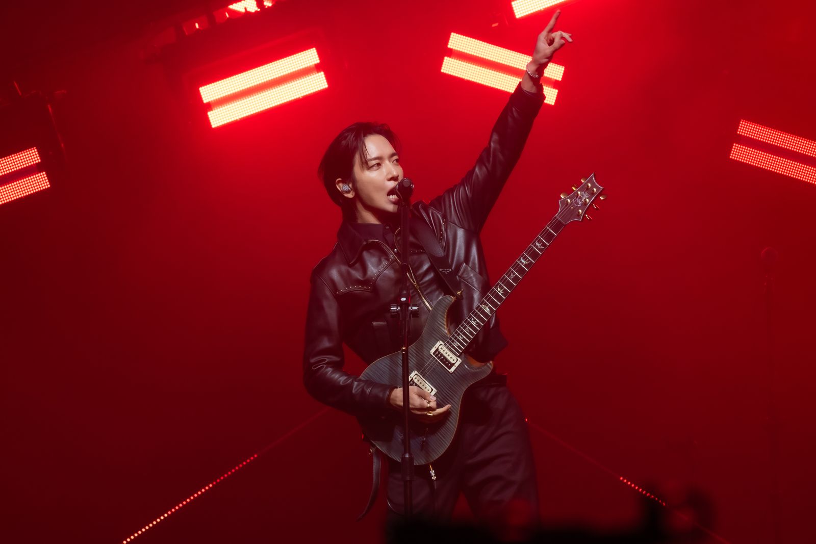 CNBLUE高雄唱一半「鄭容和急喊停」　鷹眼發現粉絲暈倒「走過去關心」