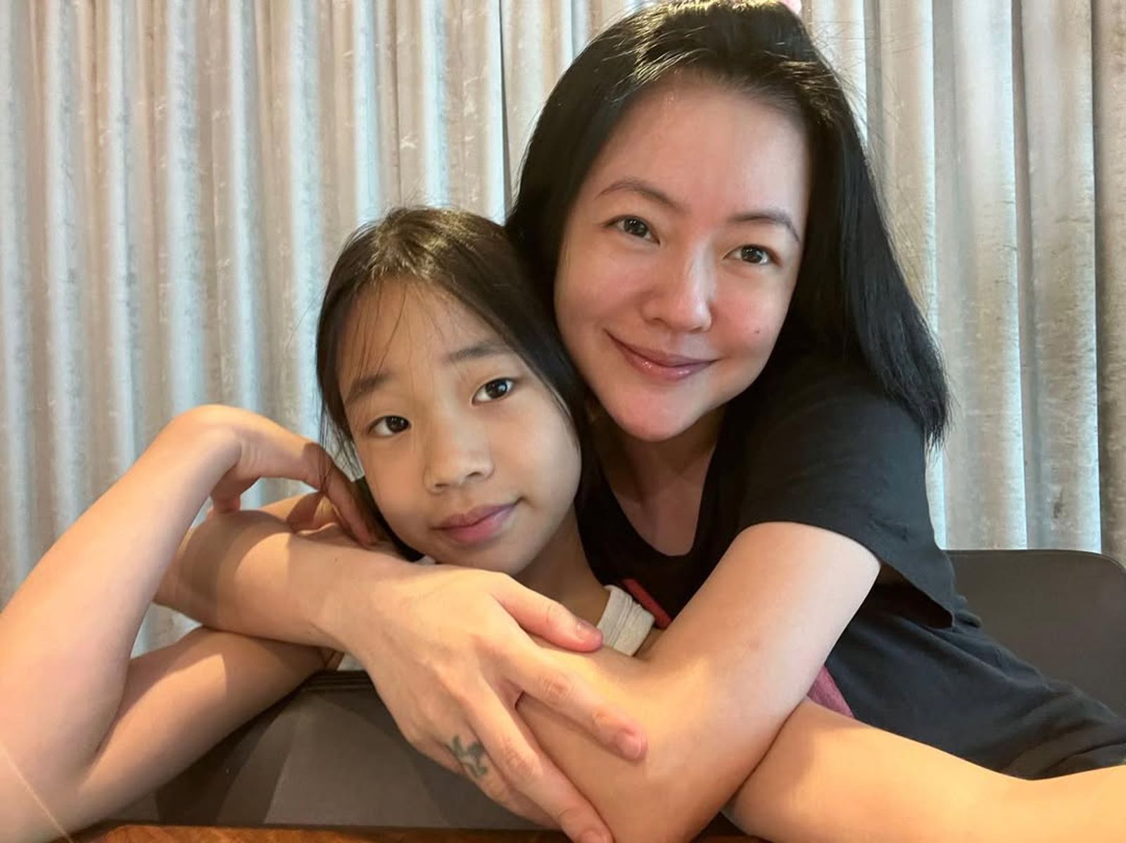 酸民攻擊姊姊不讀書「想嫁豪門」！許老三霸氣回擊：抱歉已經是了