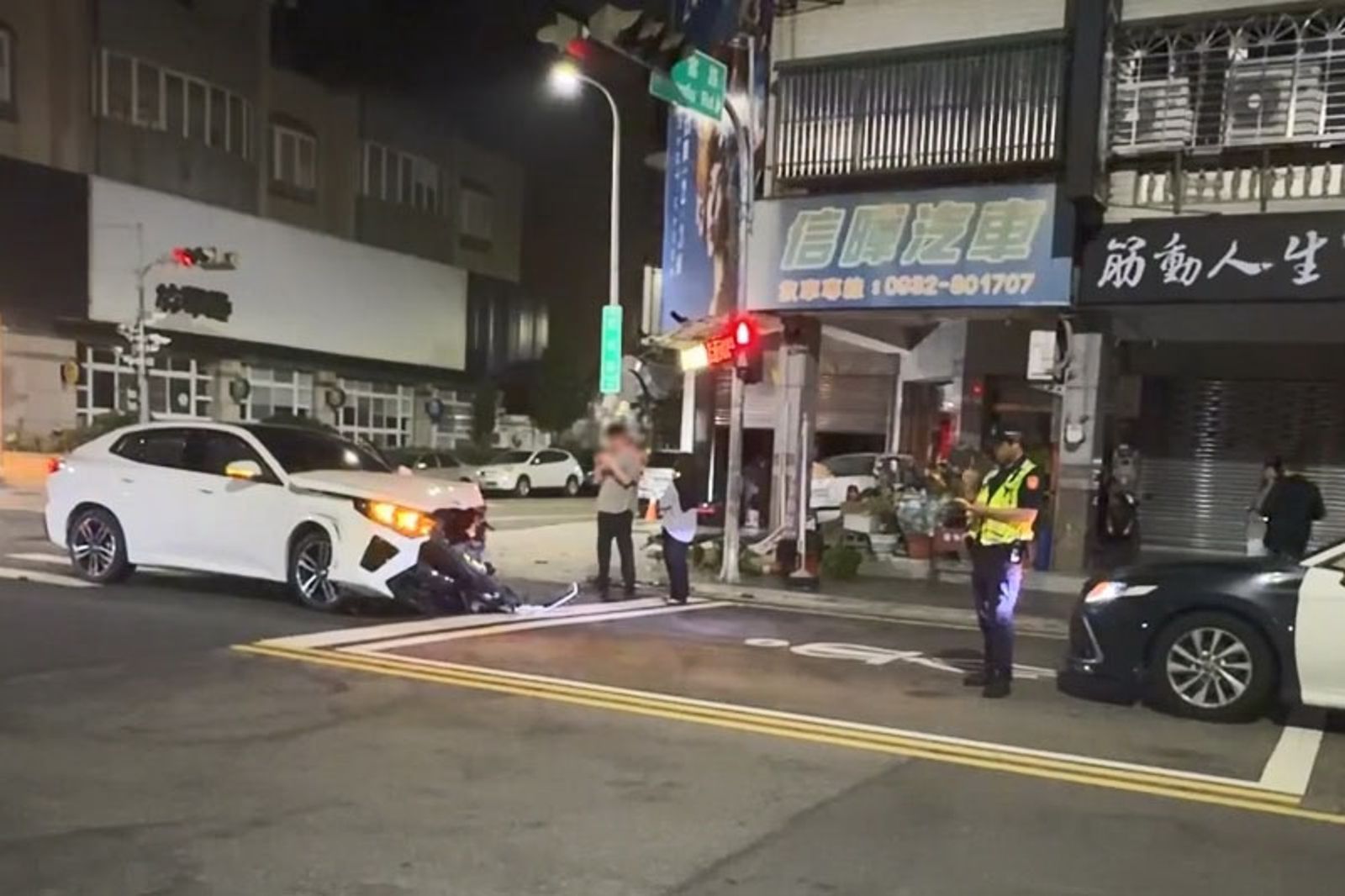 台中南屯發生2車碰撞事故，其中1車失控衝入騎樓，警方到場調查事故原因。民眾提供