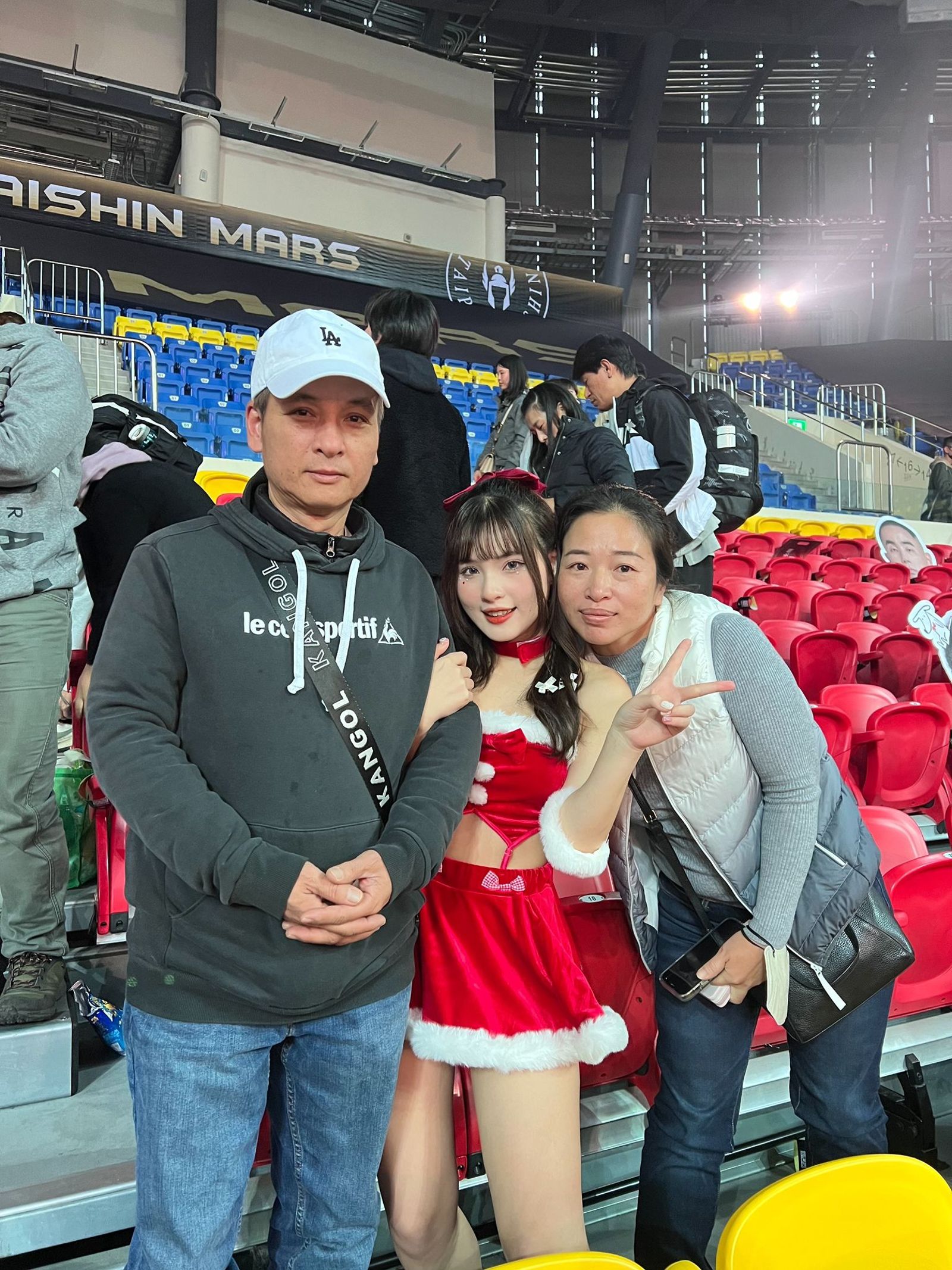 俐蓁（中）跟爸媽的感情非常好。XG娛樂提供