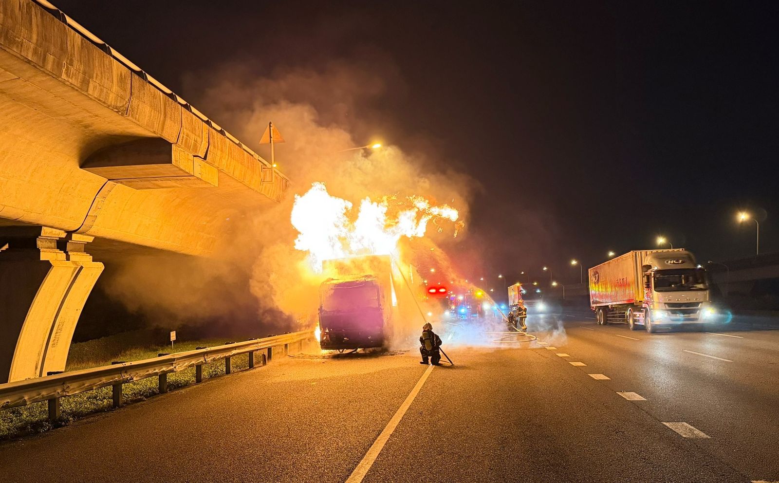 國道1號凌晨發生火燒車意外，火勢相當兇猛。翻攝畫面
