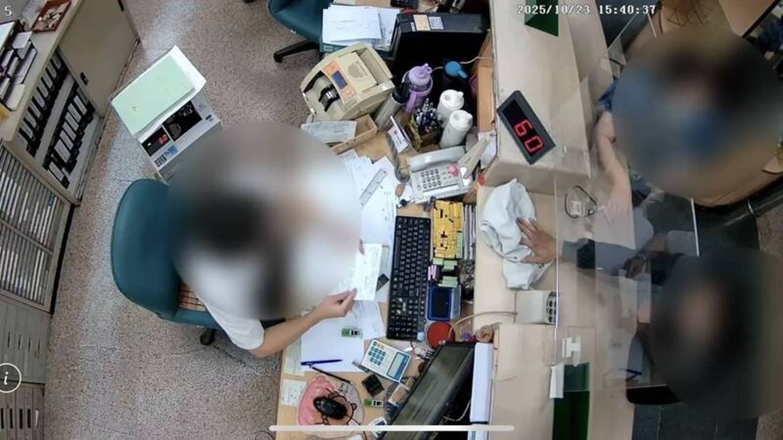 失業男手槍藏衣欲搶銀行500萬 機靈保全下一秒衝上前抱住他⋯下場曝