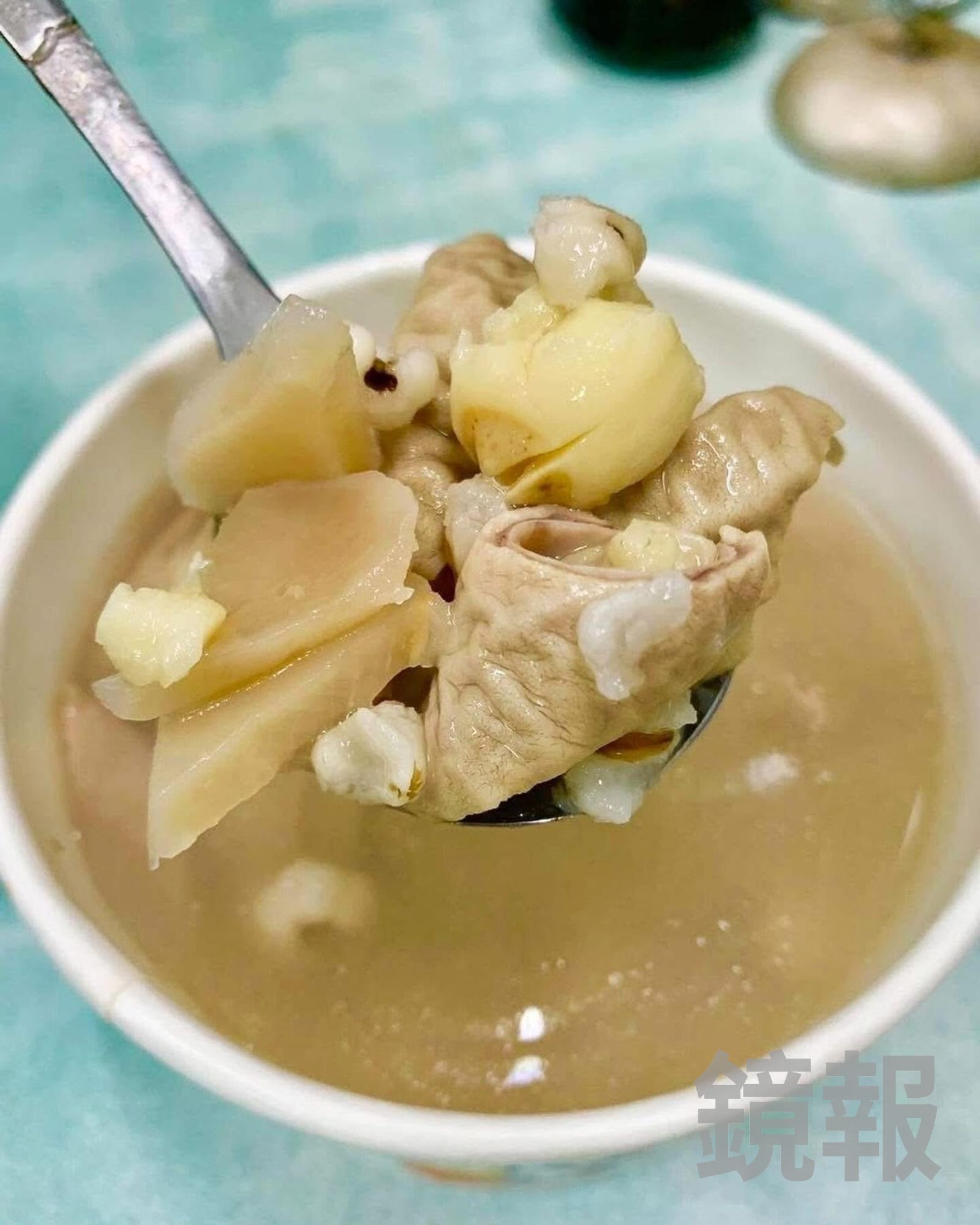 「四神湯」甘甜有淡淡藥酒香，配料煮得綿軟好入口。（50元／碗）