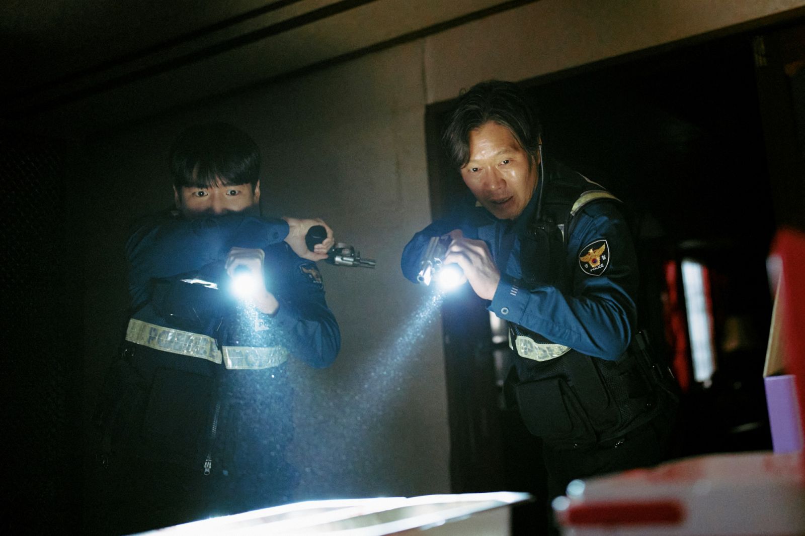 車善圩(左)與劉宰明在電影中一同查案。華映娛樂提供