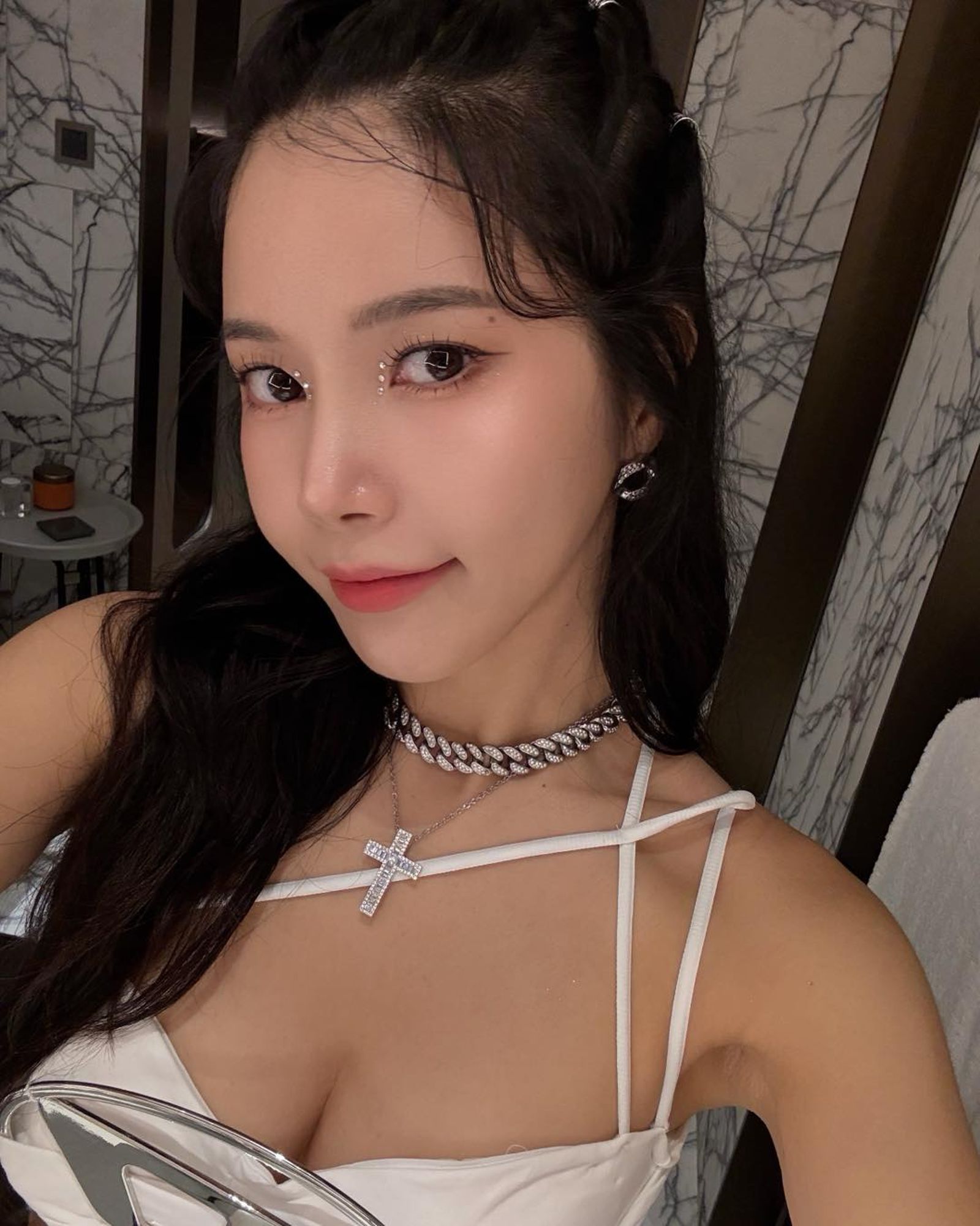 頌樂拜託粉絲多聽她的中文新歌。翻攝IG@solarkeem