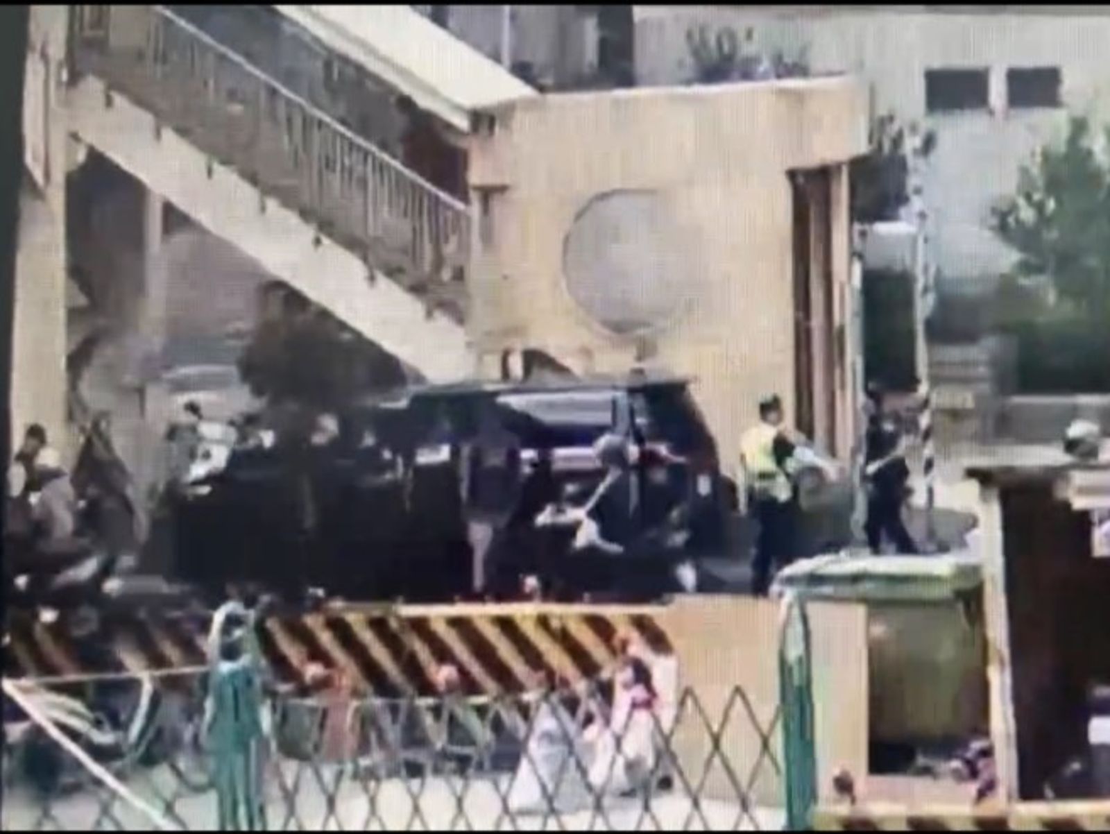 囂張現身！天道盟鐵霸、麥可移送新北檢　「鐵霸嫂」率小弟坐400萬豪車盯場