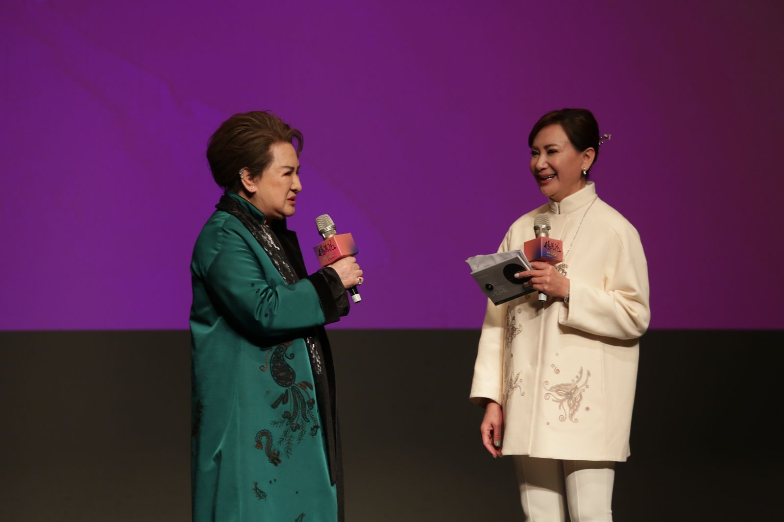 面對恩師楊麗花（左）的首次個人特展，陳亞蘭（右）投入很深，與楊麗花一起親力親為地參與展覽籌備過程。台灣優質生命協會提供