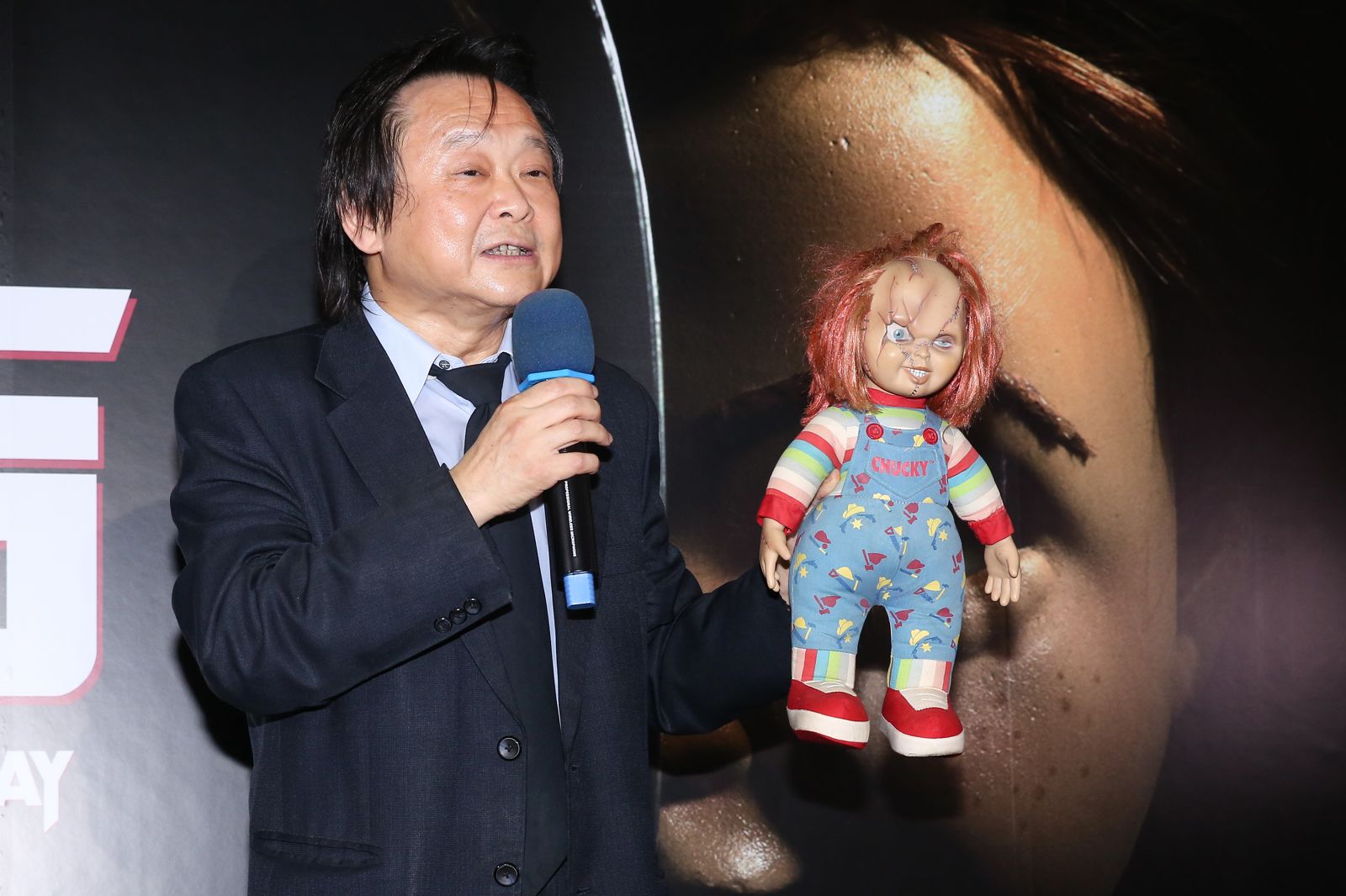 神似恰吉的立委王世堅，受訪時自稱生性浪漫不羈，因緋聞上過多次週刊封面。