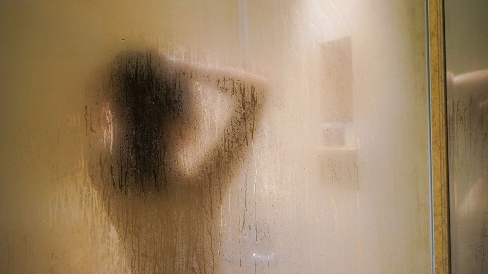 縫太小拍不到!色繼父手機塞浴室門縫欲錄繼女全裸 法官怒判8月進去蹲