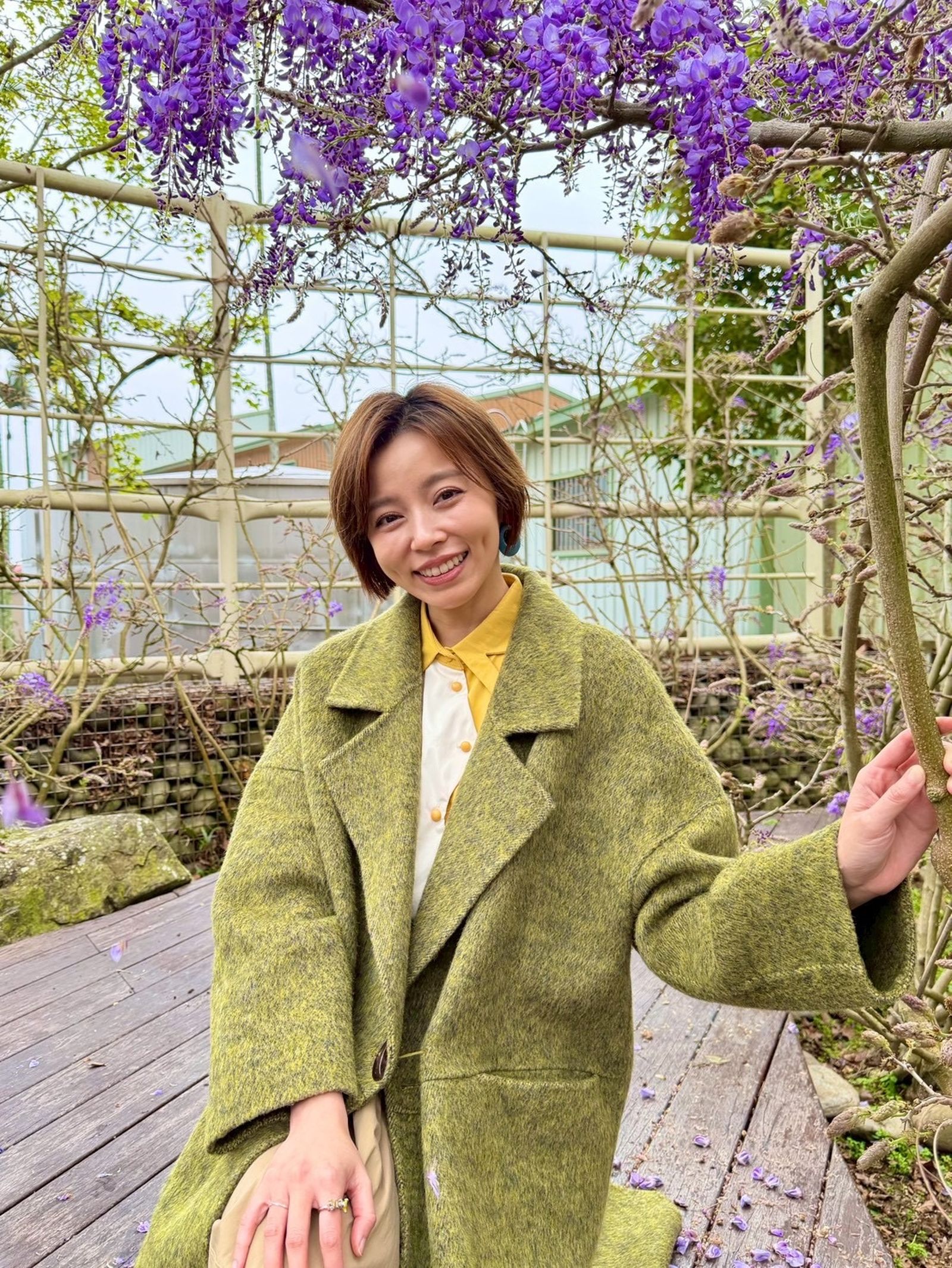 王瞳置身紫藤花海中拍照，直呼瑞里根本是全台最浪漫的「紫色山城」。民視提供