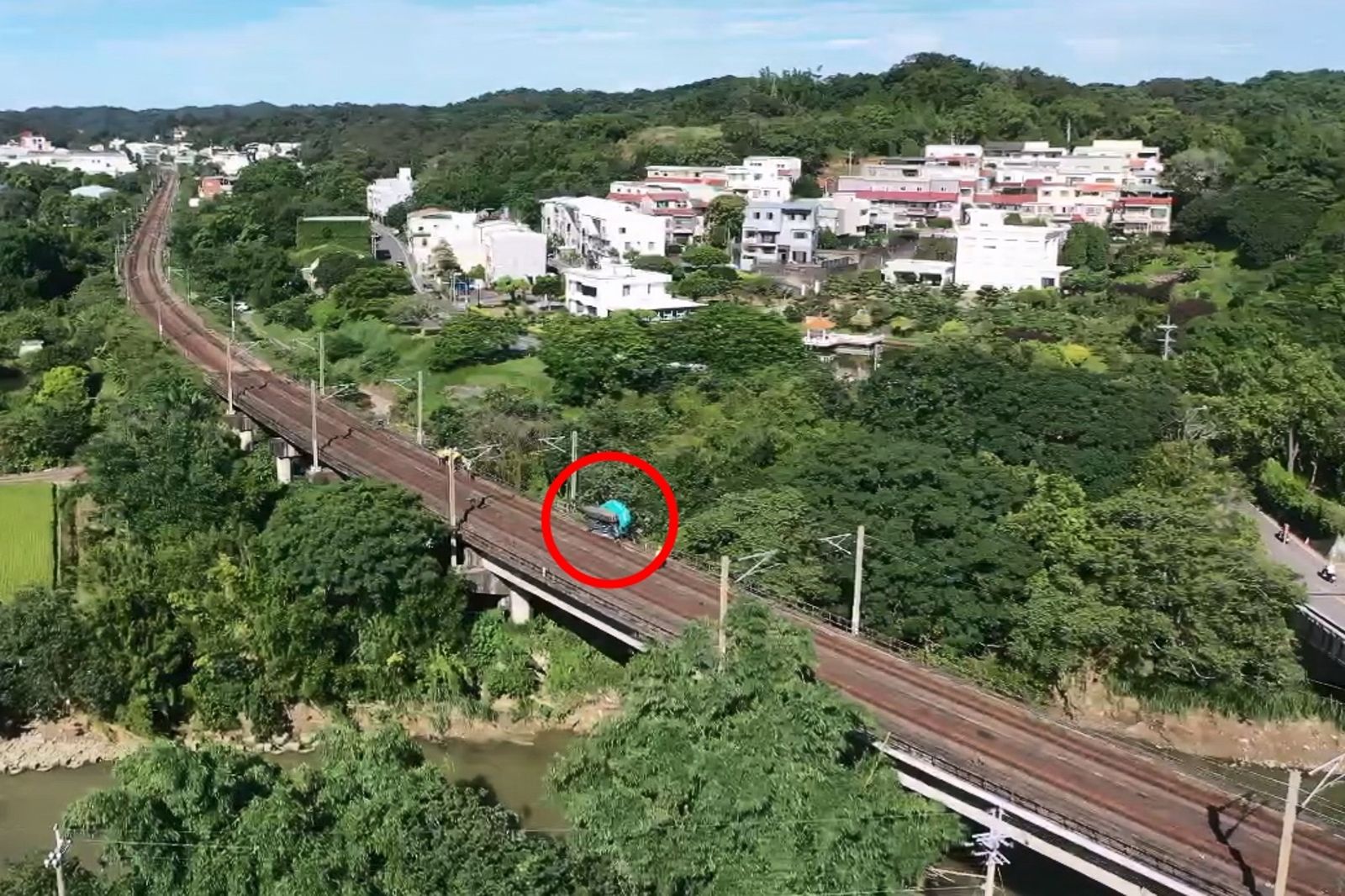 怪手翻覆占據鐵道!台鐵竹南、苗栗間單線雙向行車 受影響旅客一年內可退款