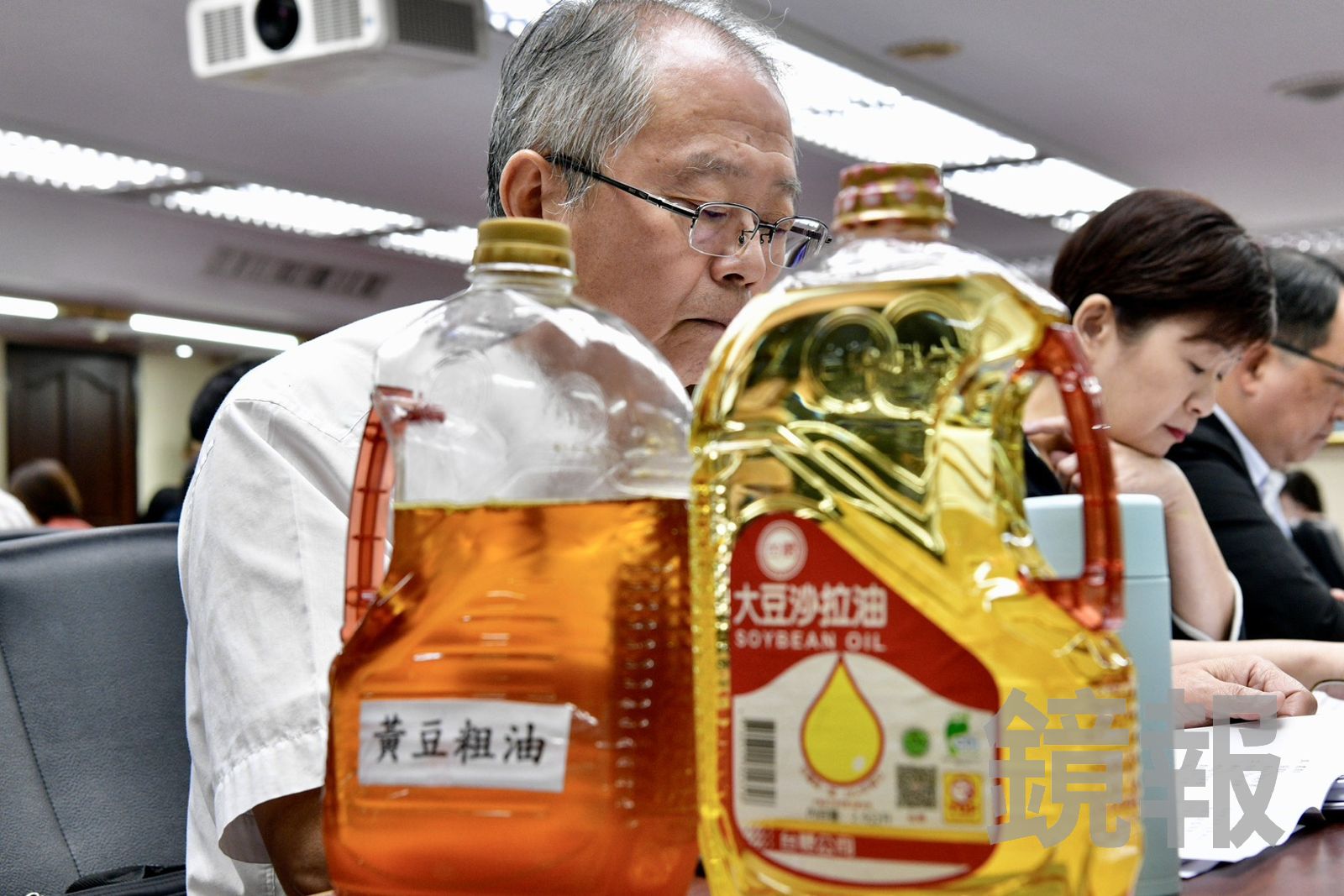 捲中聯油風暴!台糖副總今赴立院備詢 桌上粗油、沙拉油樣品成焦點