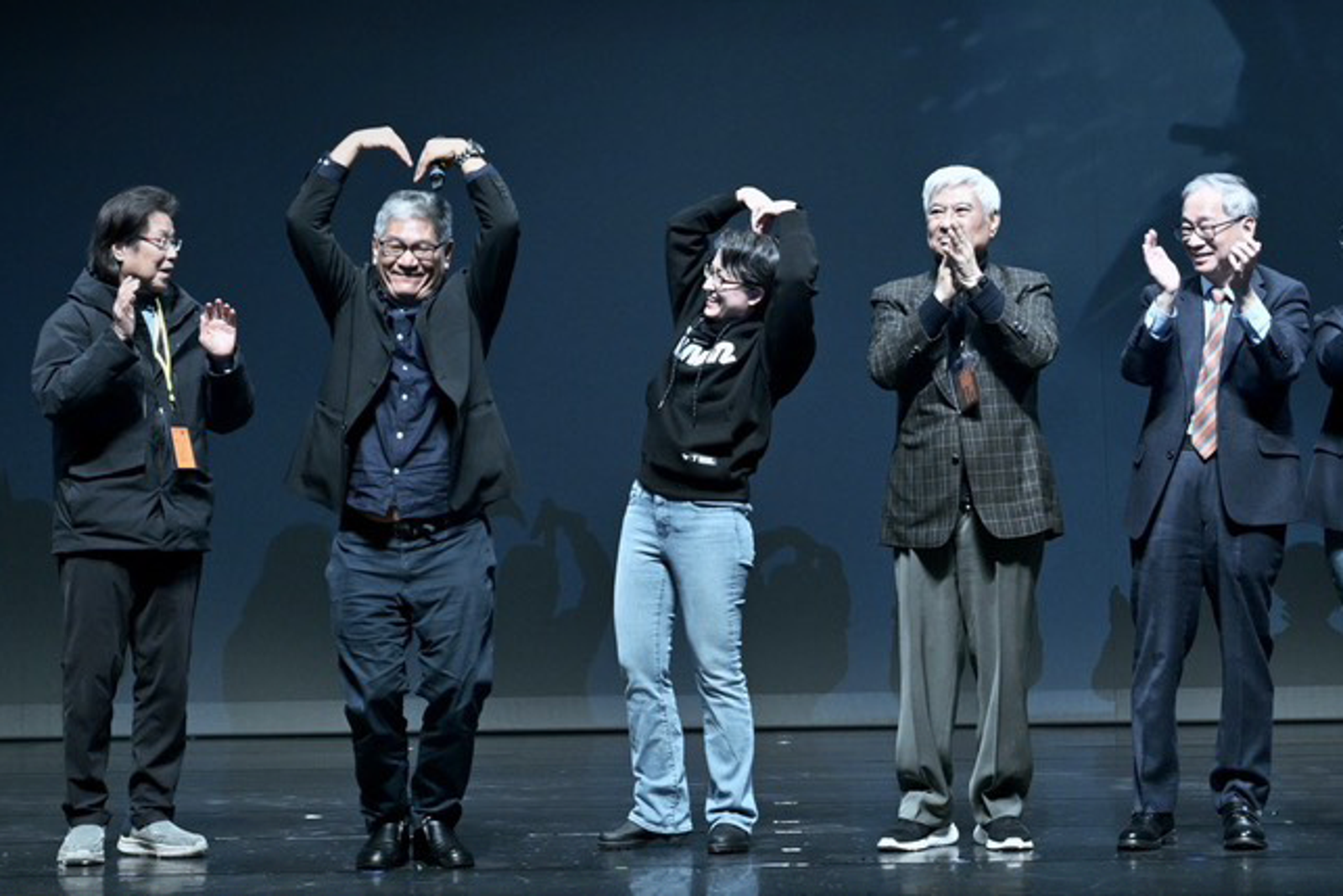 年終紅包作公益!蕭美琴加碼送親簽著作 揪粉絲加入紙風車「椅子會」