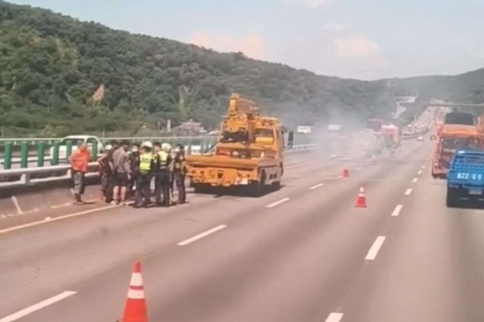 白色休旅車撞擊緩撞車起火燃燒,國道警方調查事故原因。圖/民眾提供