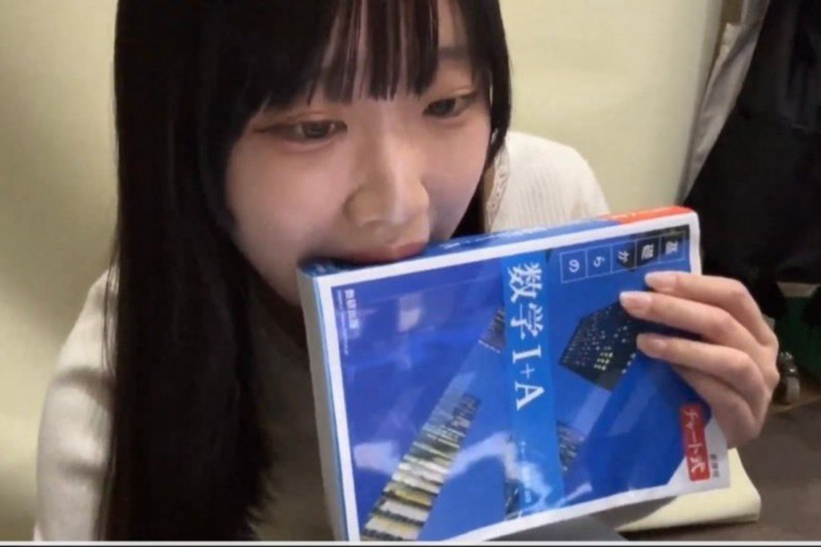 櫻花妹「含一口」二手書拍賣!400元飆到7千 百萬人看傻:不懂原味經濟