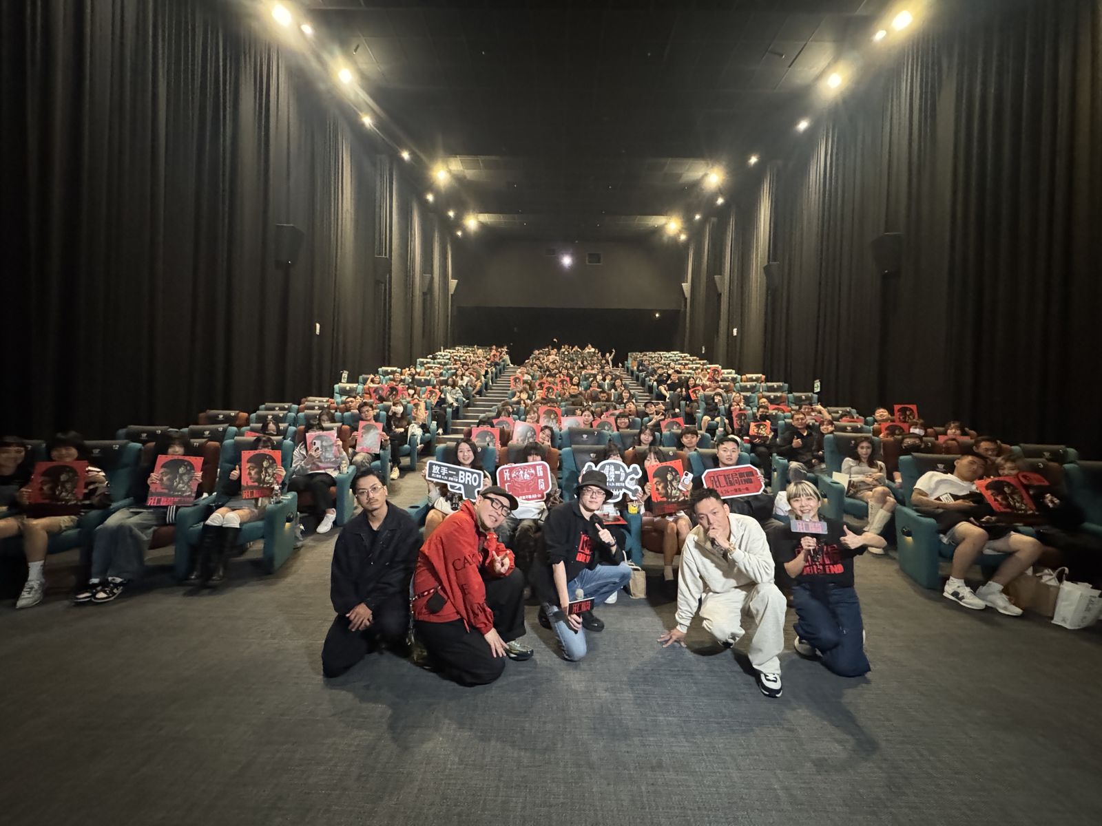 《死亡賭局》主創五木（左起）、製作人卡斯特、導演詹淳皓、男主角春風以及製作人Cherry一同出席台中場映後。英傑哆影業提供