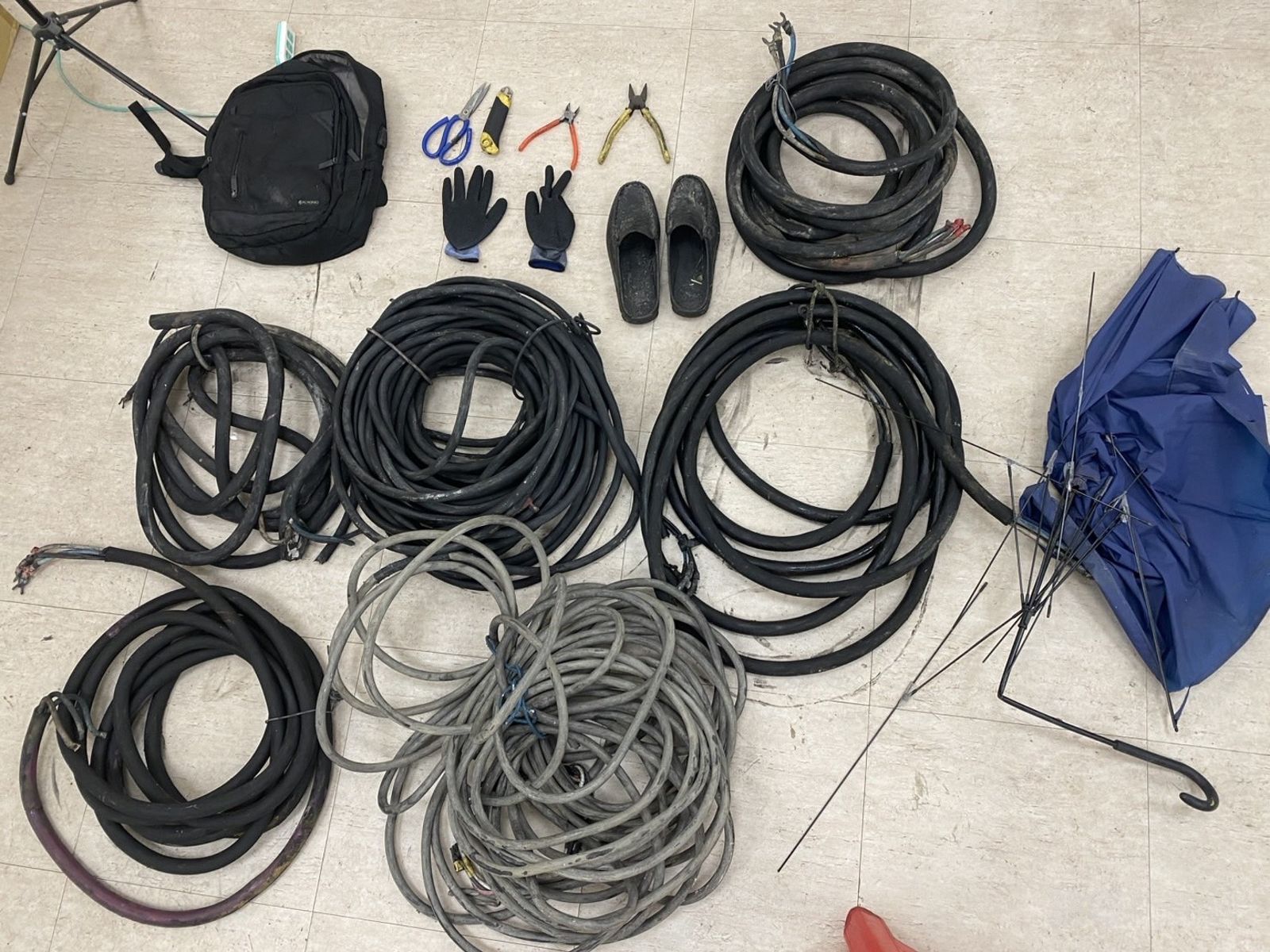 警方線現場查扣的犯案工具及電纜等贓證物。警方提供