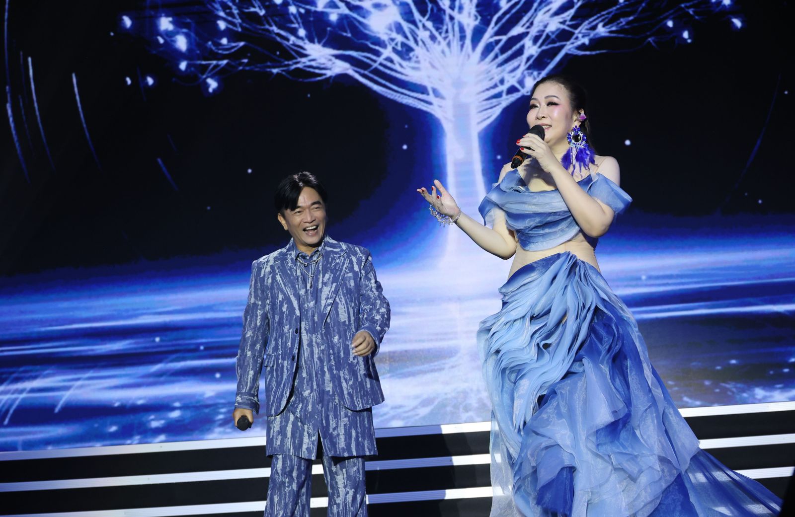 張秀卿與吳宗憲對唱〈屋頂〉。名人演藝事業提供