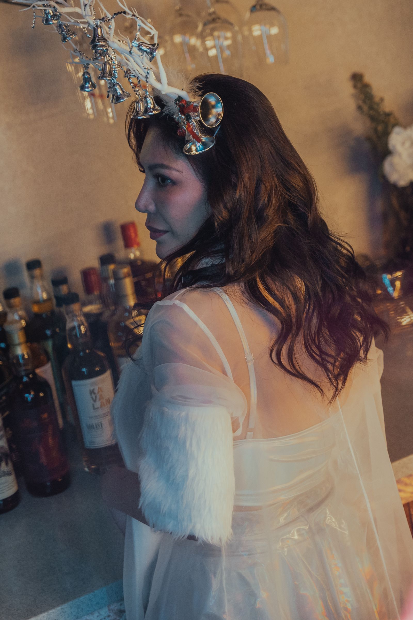 金曲歌后艾怡良在《整形過後》挑戰外放又撫媚的酒店媽媽桑。六魚文創提供