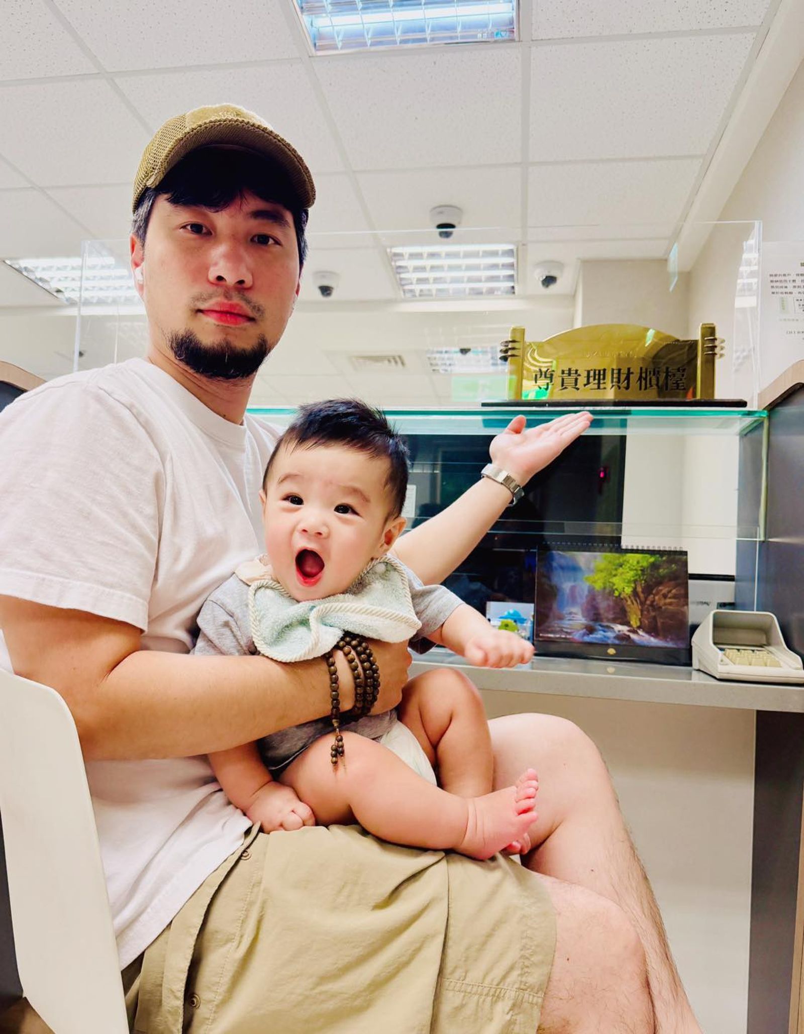 超認真少年帶著兒子「副總」開戶。圖／翻攝自FB／超認真少年 I’m Serious