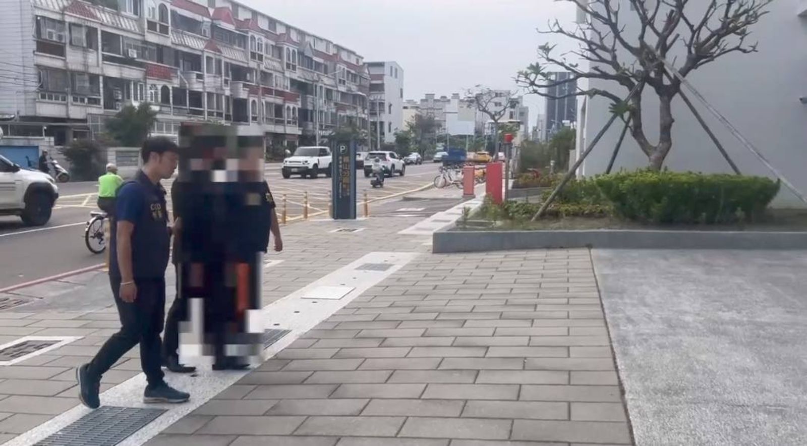 「死人錢」搶瘋了！高雄救護車遭殯葬業者偷裝追蹤器　鳳山警拘提犯嫌到案