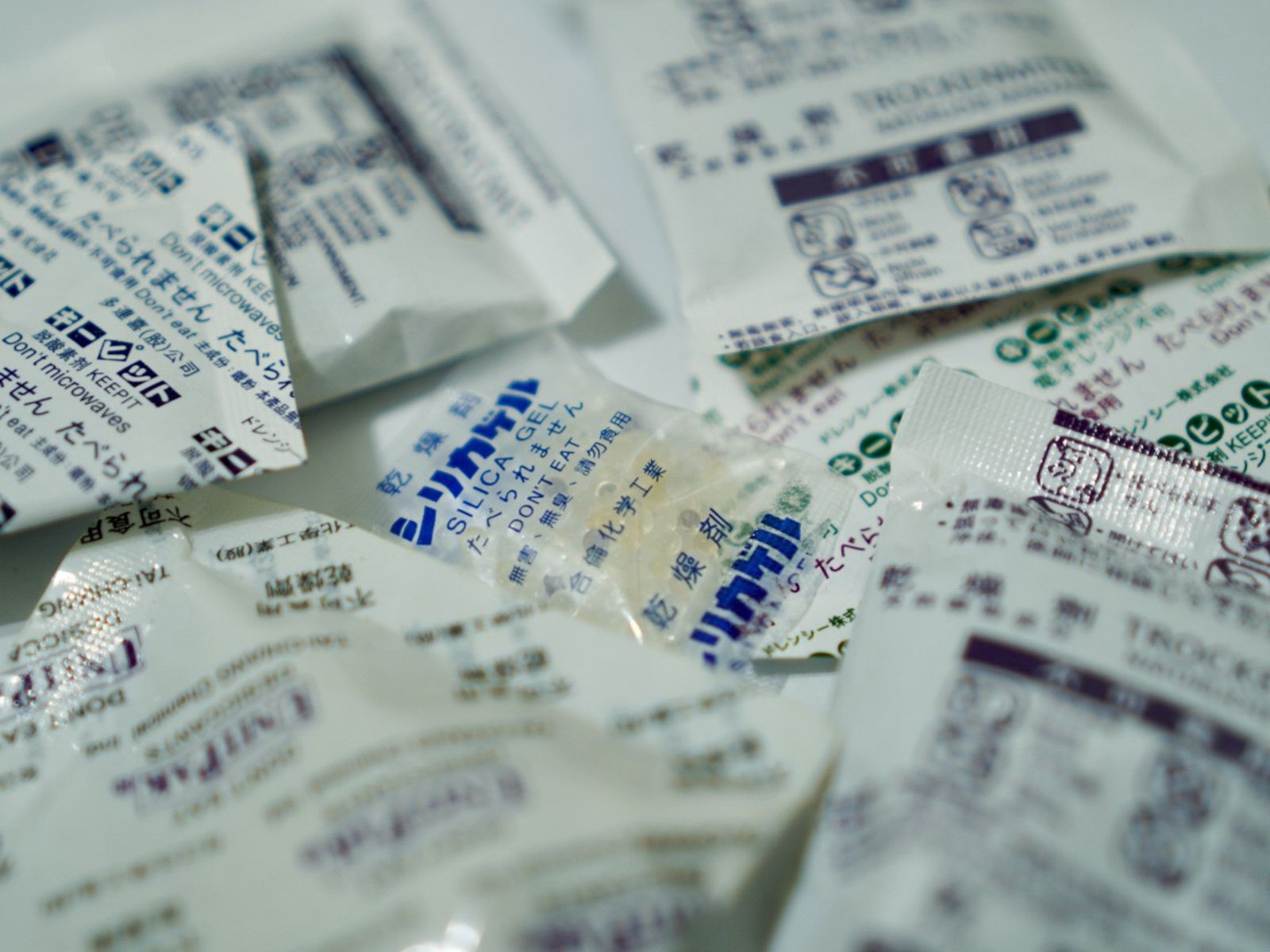 乾燥劑、脫氧劑在食物、保健品開封後就要丟棄。吳宜錡攝