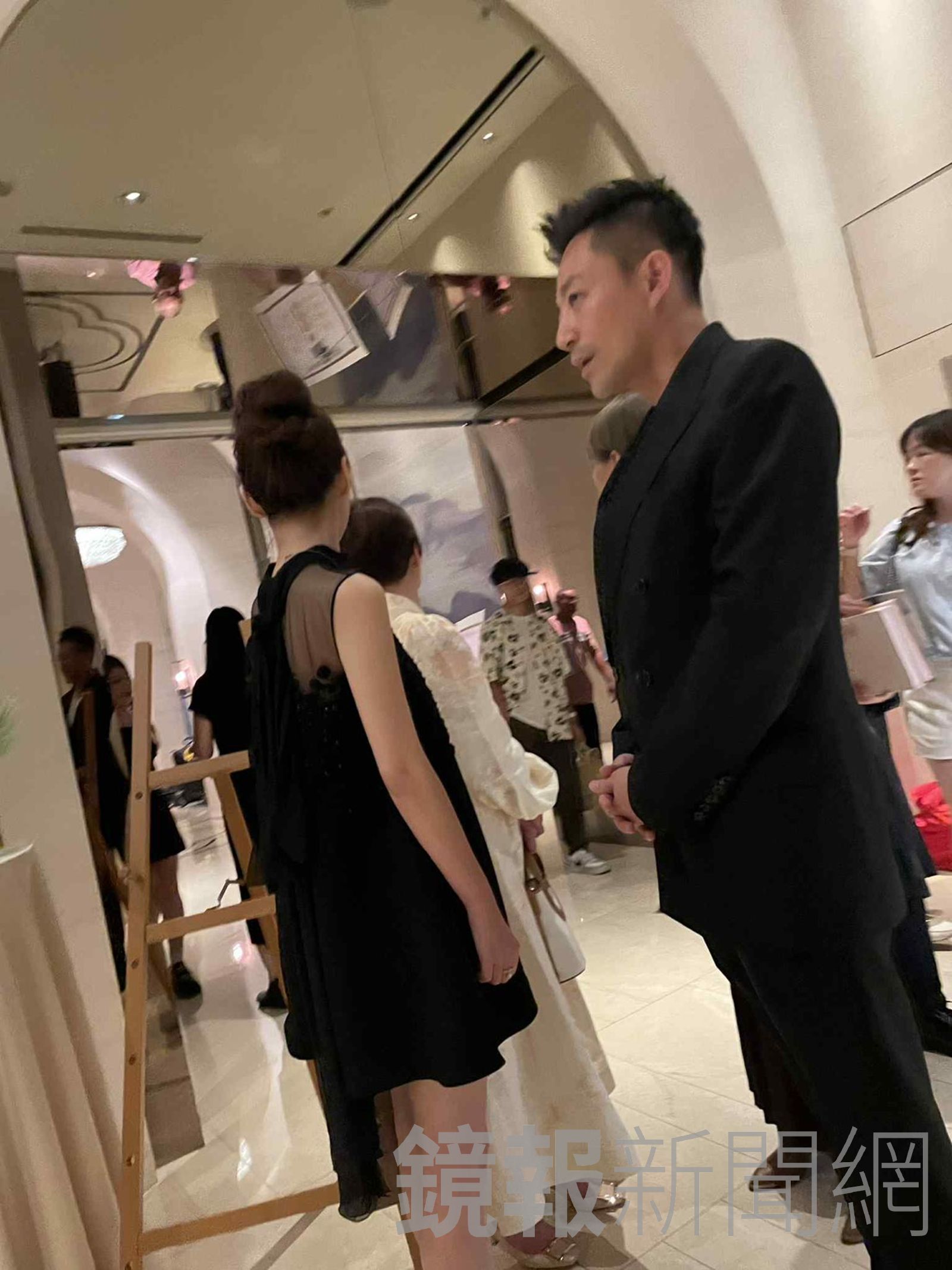 夫妻倆與眾多賓客寒暄後離開酒店。鏡報